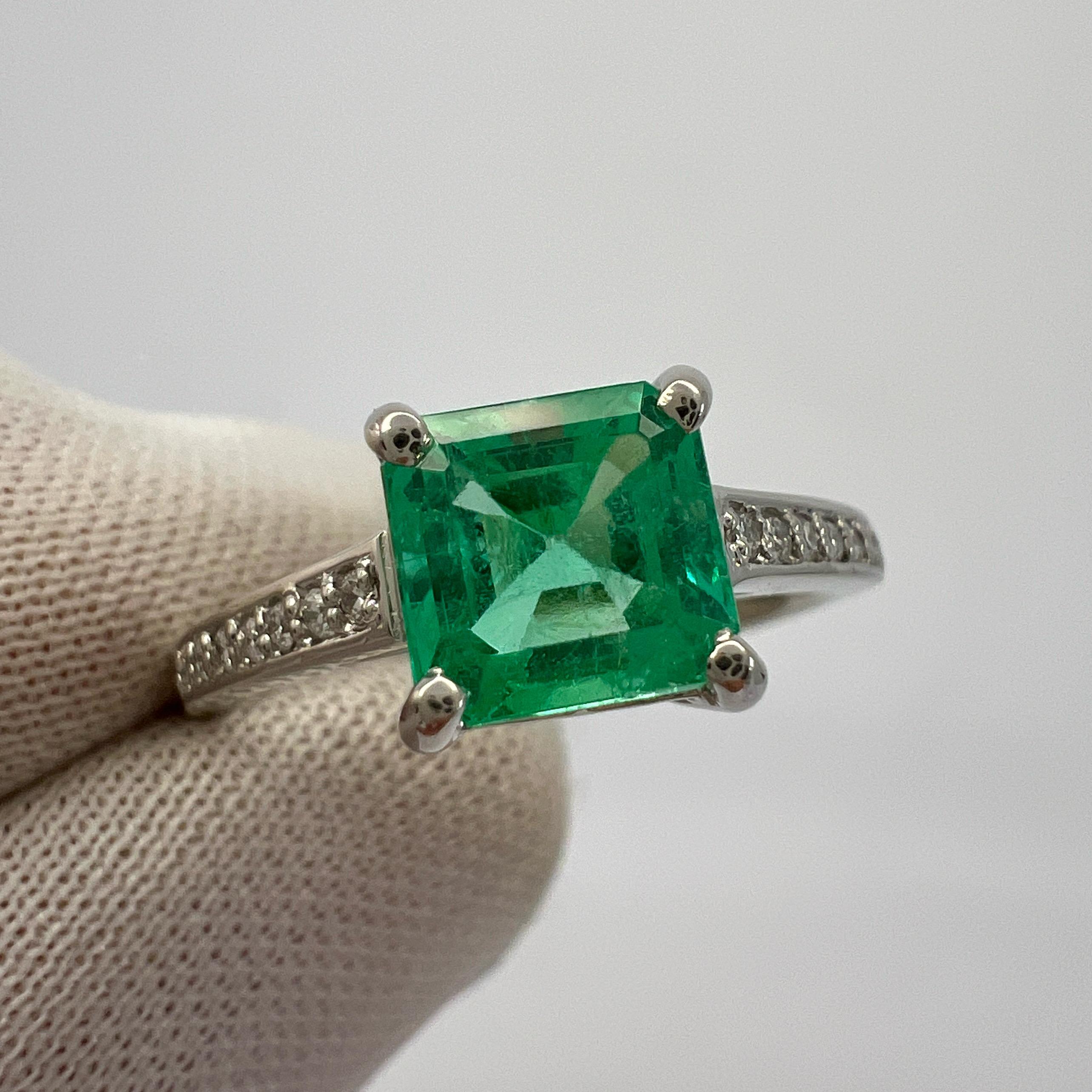 Anillo solitario en platino con esmeralda colombiana verde claro de 1,07 ct y acento de diamante en venta 3