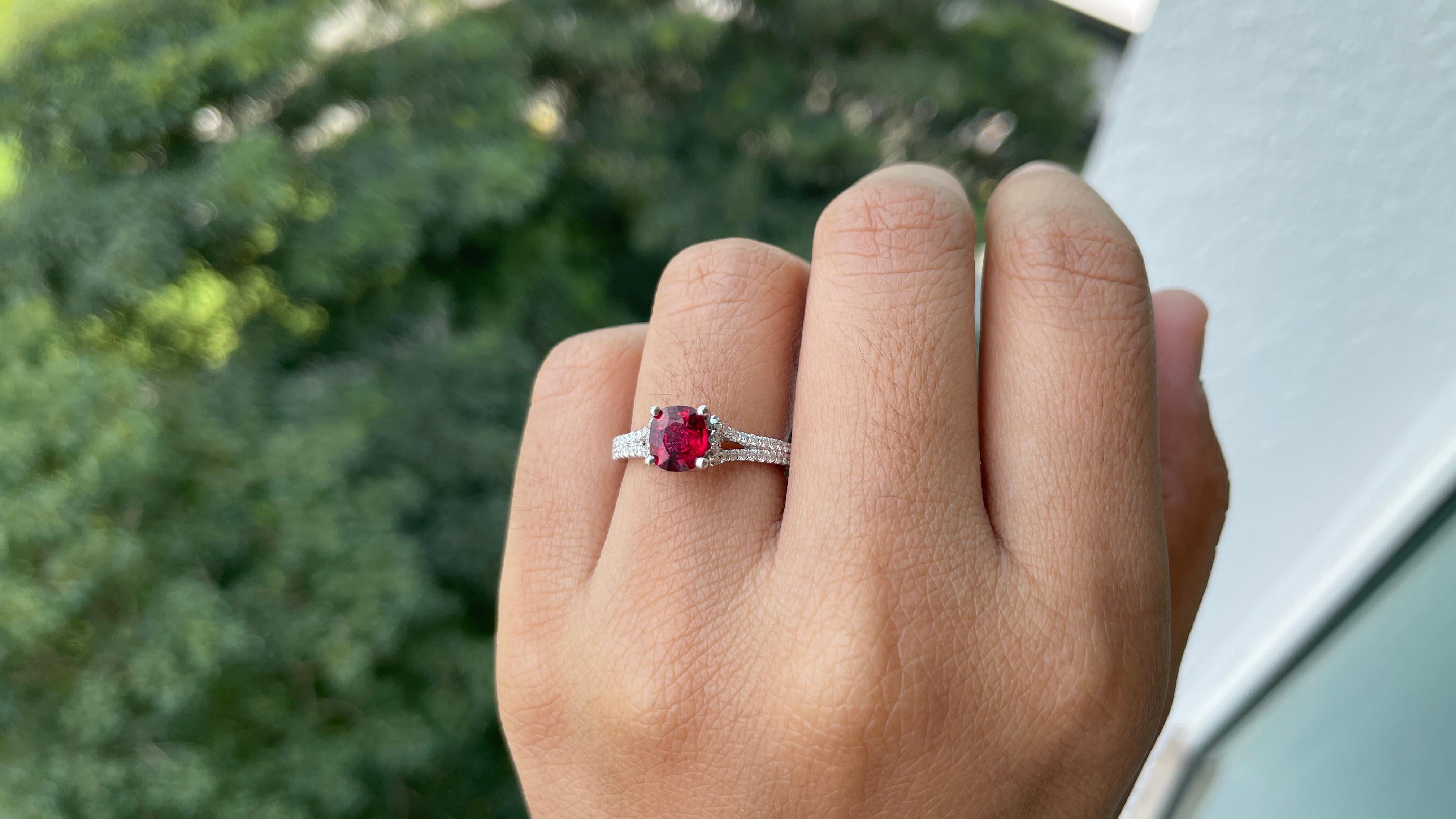 Art déco Bague en or massif 18k de 1,07ct de spinelle rouge vif avec diamants naturels en vente