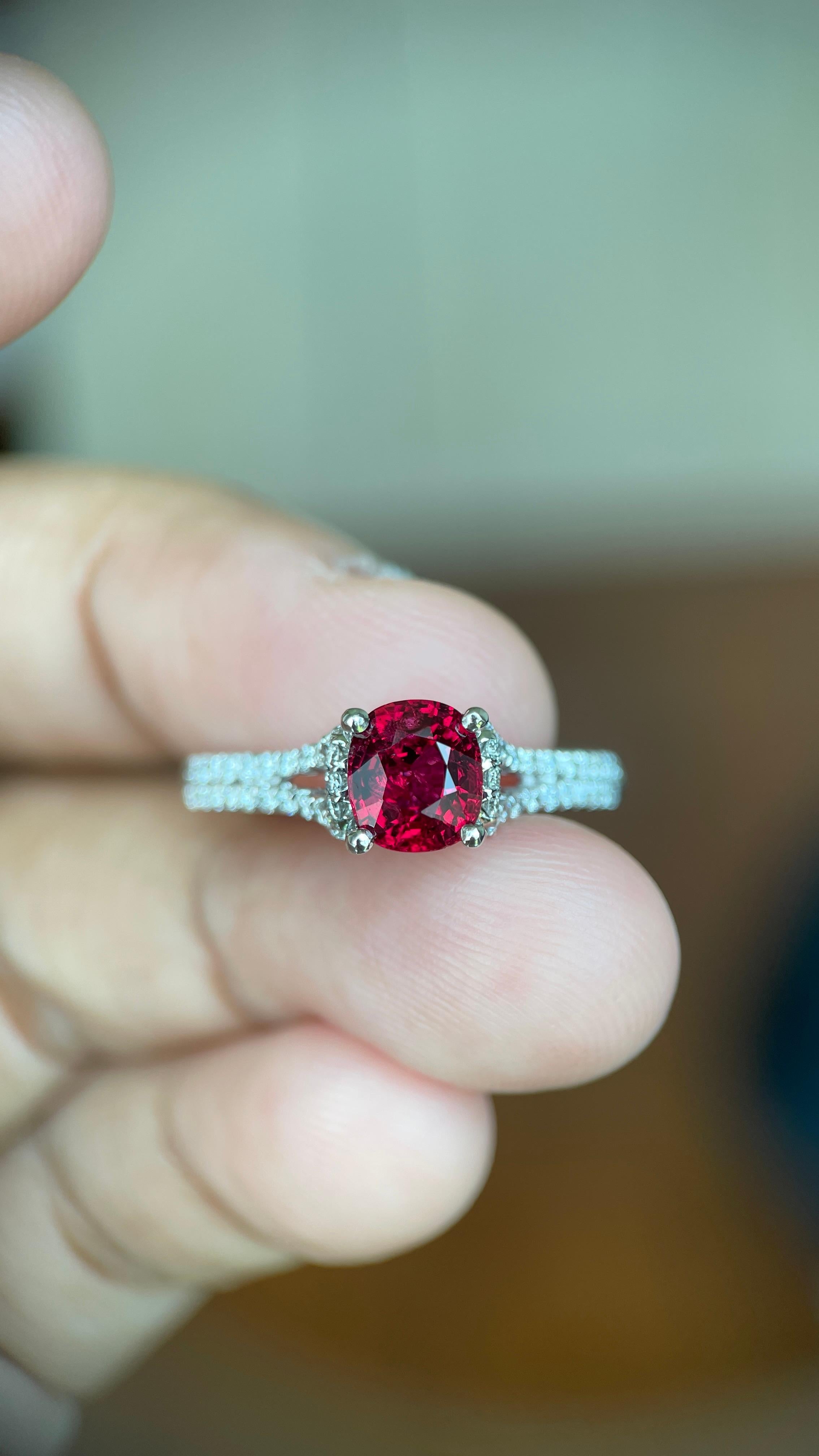 Taille coussin Bague en or massif 18k de 1,07ct de spinelle rouge vif avec diamants naturels en vente