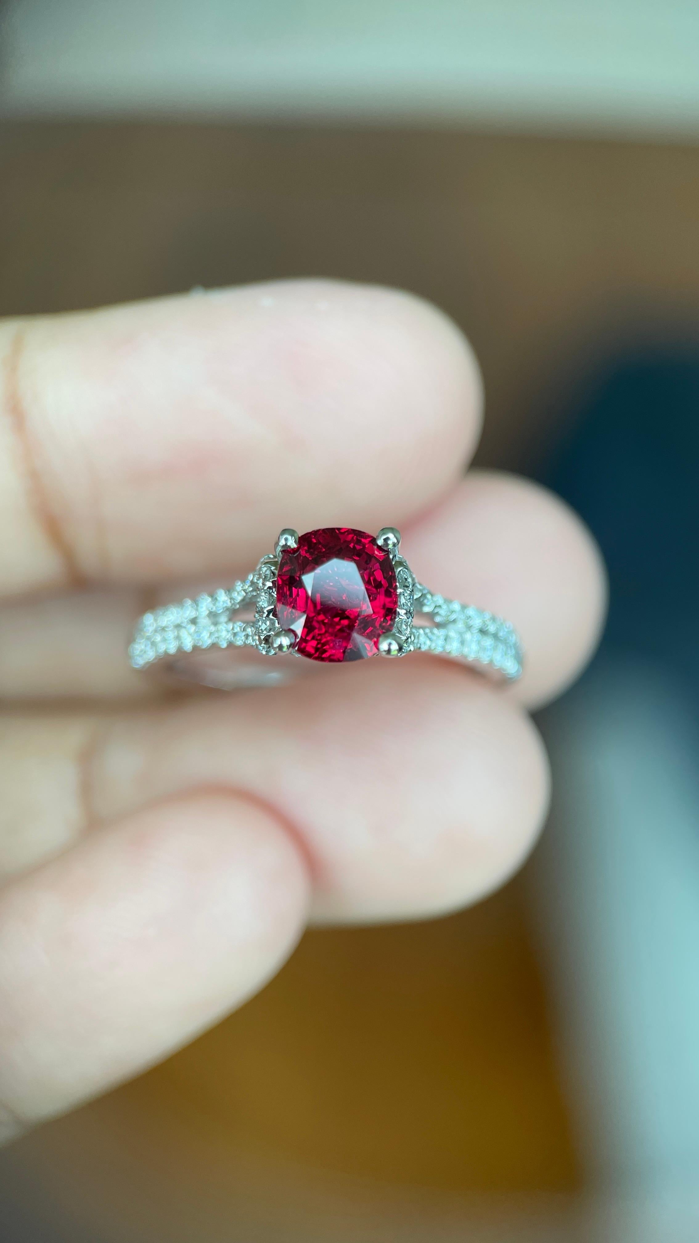 Bague en or massif 18k de 1,07ct de spinelle rouge vif avec diamants naturels Neuf - En vente à Singapore, SG