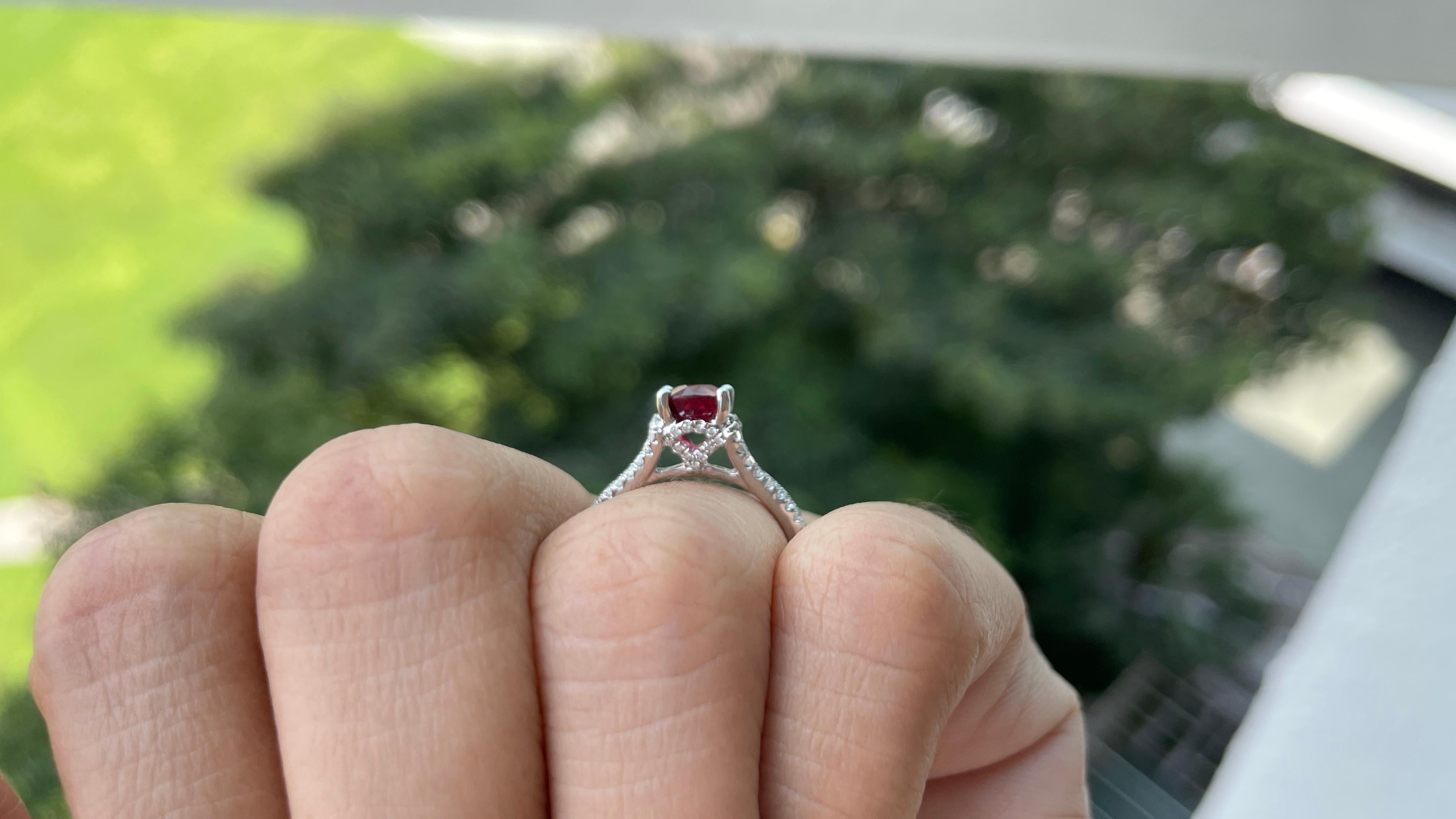 Bague en or massif 18k de 1,07ct de spinelle rouge vif avec diamants naturels Pour femmes en vente