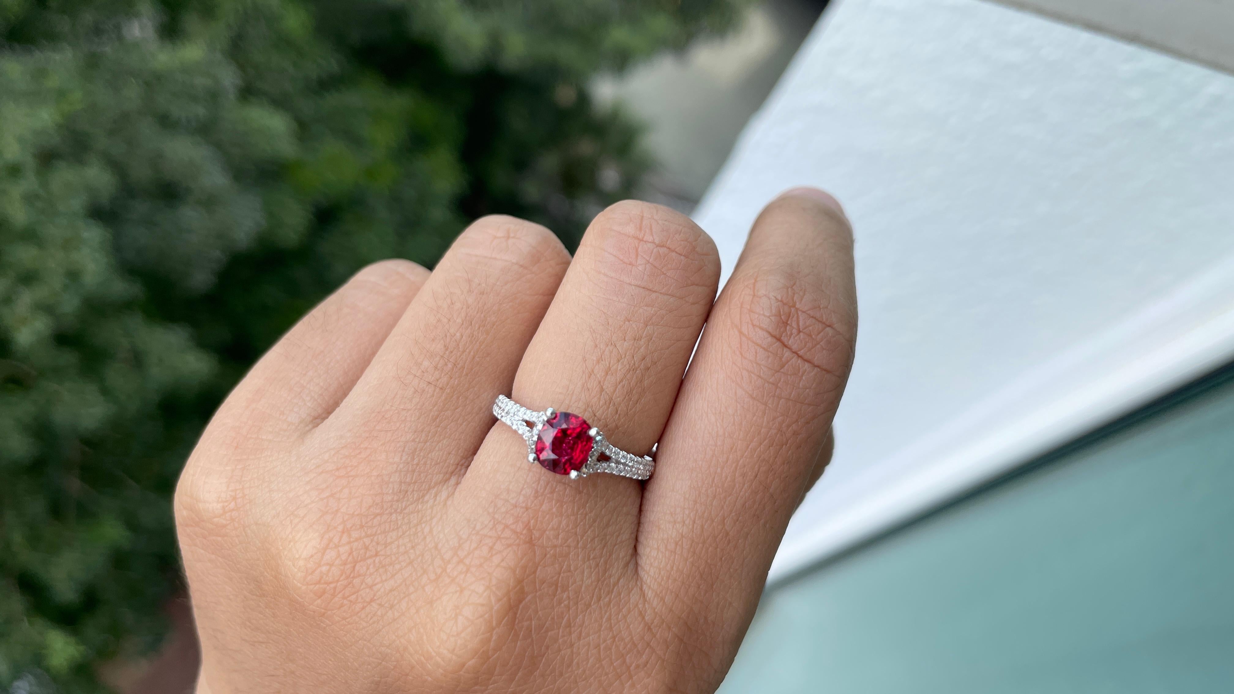 Bague en or massif 18k de 1,07ct de spinelle rouge vif avec diamants naturels en vente 1