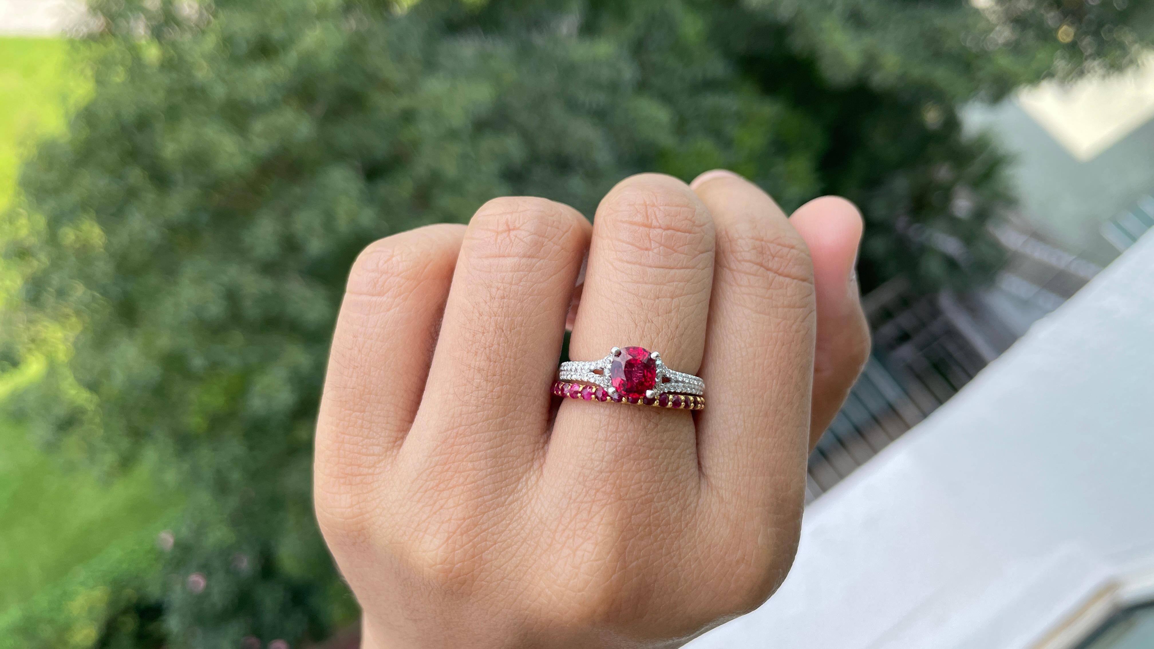 Bague en or massif 18k de 1,07ct de spinelle rouge vif avec diamants naturels en vente 2
