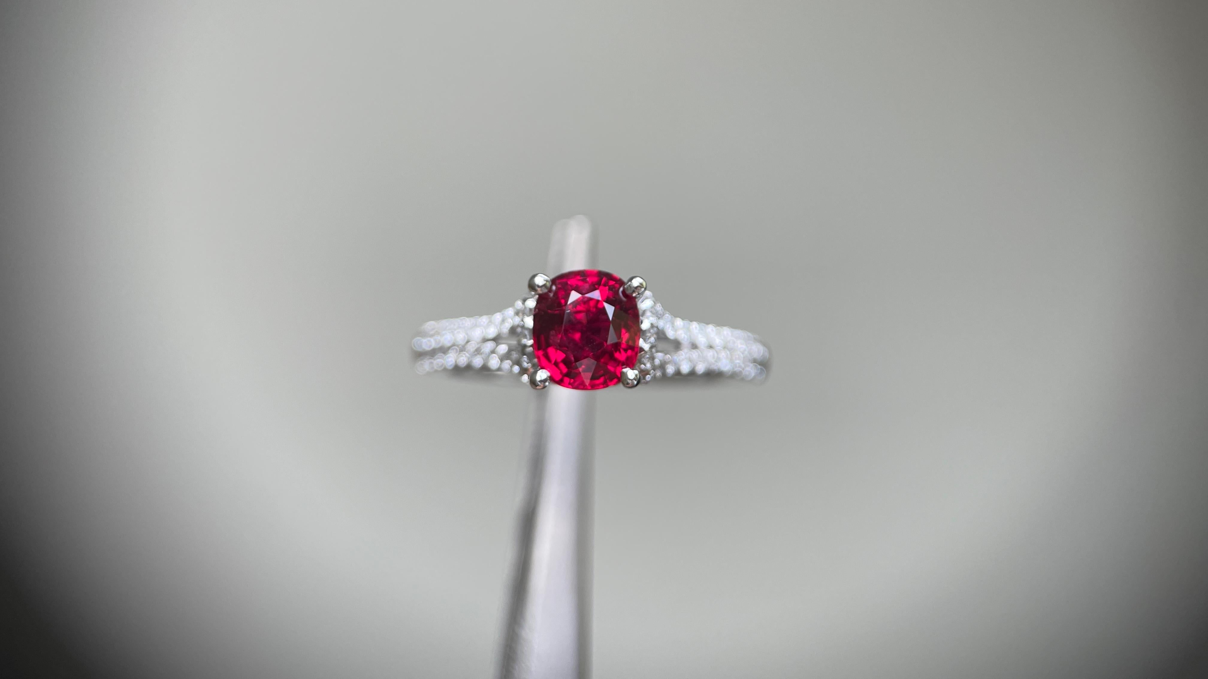 Anello con spinello rosso vibrante da 1,07 carati e diamanti naturali in oro massiccio 18 carati in vendita 3