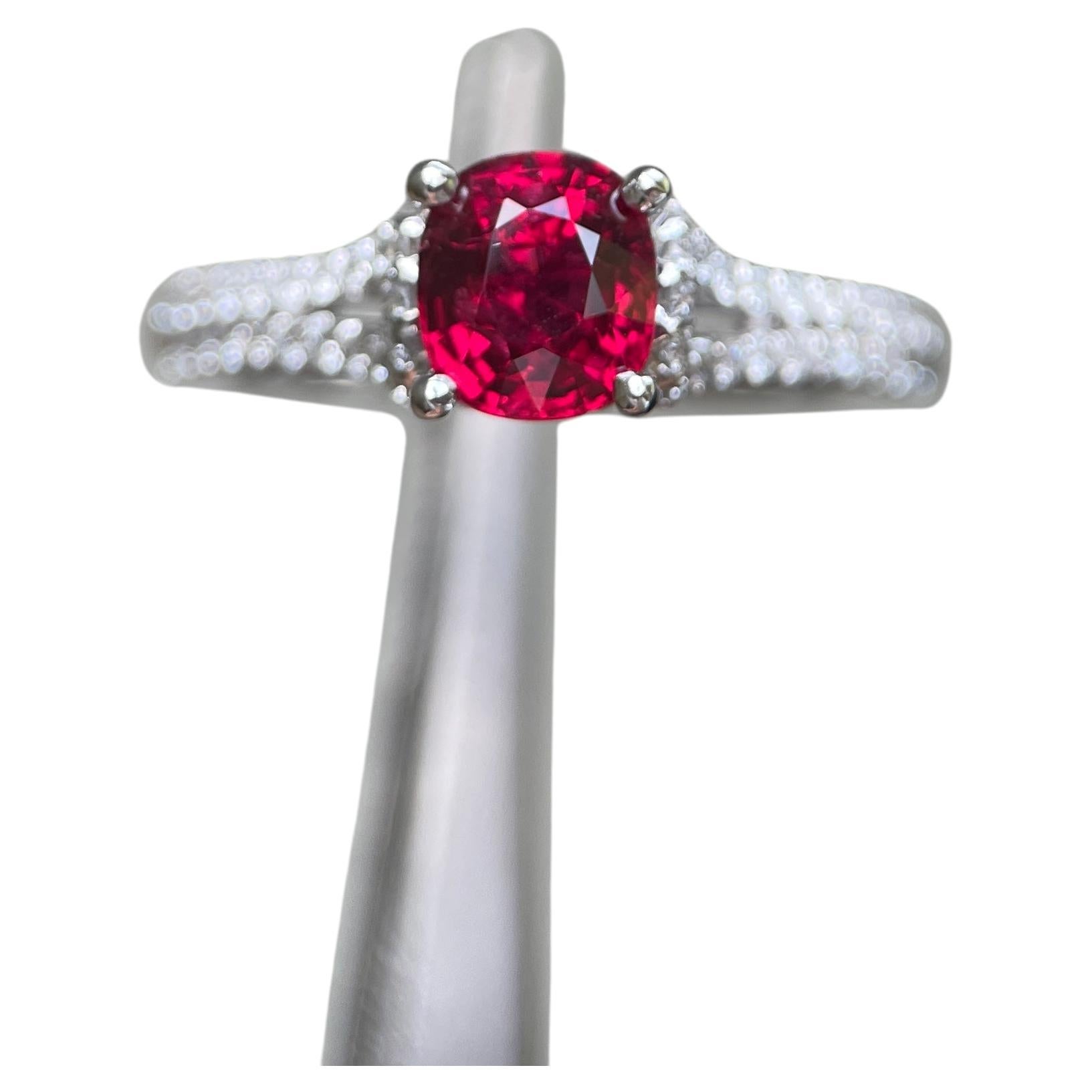 Bague en or massif 18k de 1,07ct de spinelle rouge vif avec diamants naturels en vente