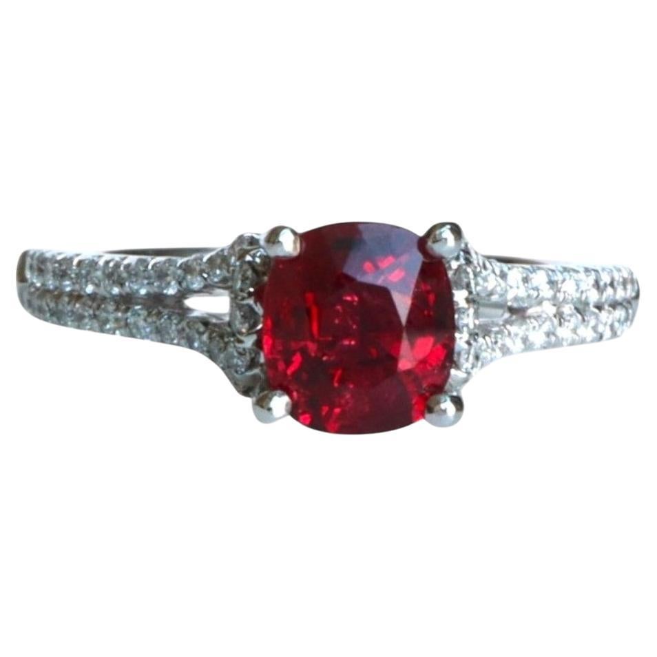 Anello con spinello rosso vibrante da 1,07 carati e diamanti naturali in oro massiccio 18 carati in vendita