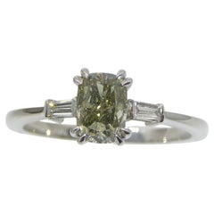 Bague de fiançailles taille coussin en or blanc 18 carats avec diamant vert jauneâtre fantaisie de 1,07 carat