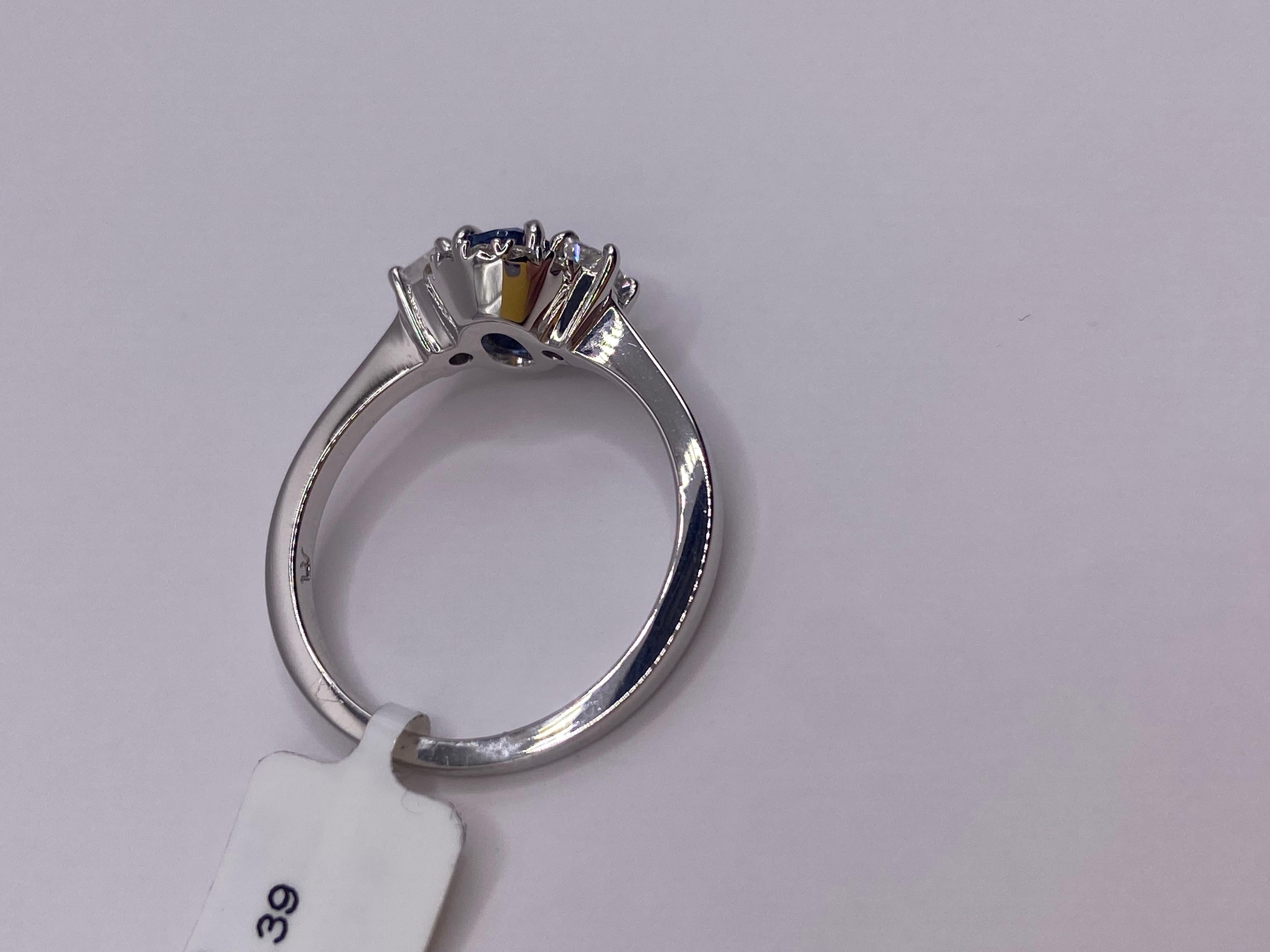 Taille ovale Bague en or blanc 18 carats, saphir ovale et diamant trapézoïd de 1,07 carat en vente