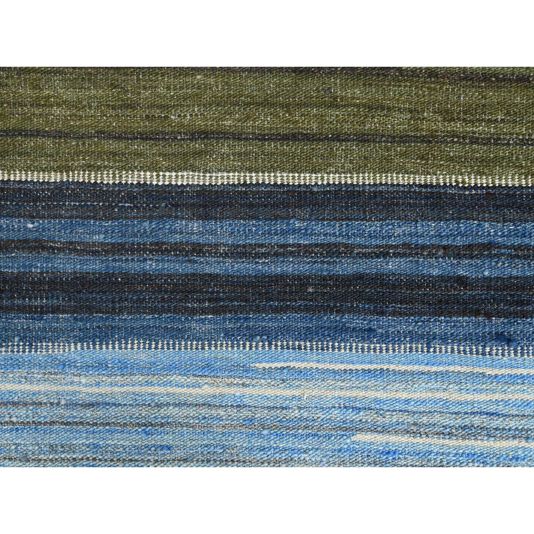 Il s'agit d'un véritable tapis oriental tissé à la main, unique en son genre, en laine pure réversible, avec un design de montagne bleu et marron, tissé à plat. Il a été tissé pendant des mois et des mois selon des techniques artisanales séculaires