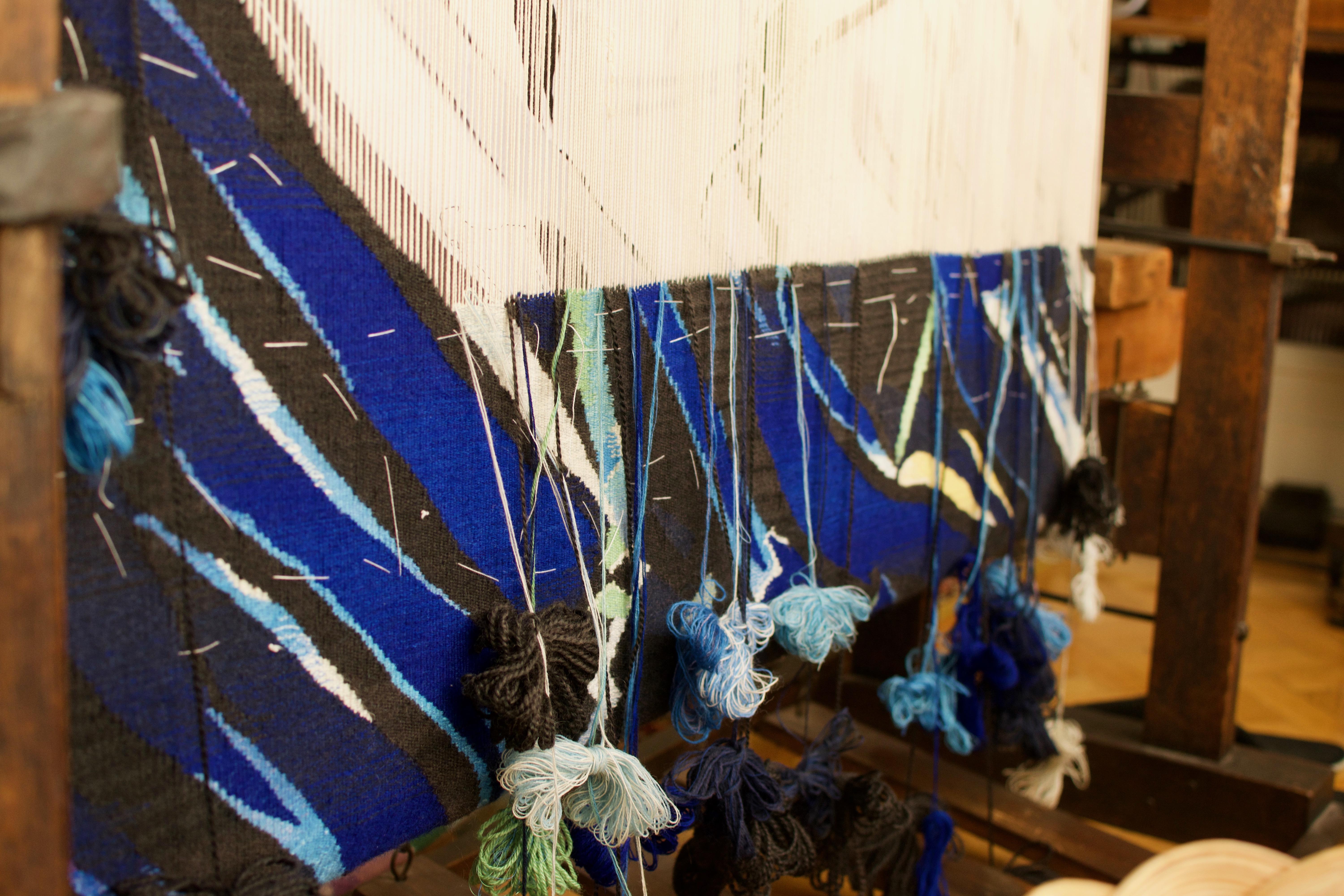 107x70 cm Reflexion gewebter Wandteppich Riesige Textilkunst der Künstlerin Eszter Kneisz (Ende des 20. Jahrhunderts) im Angebot