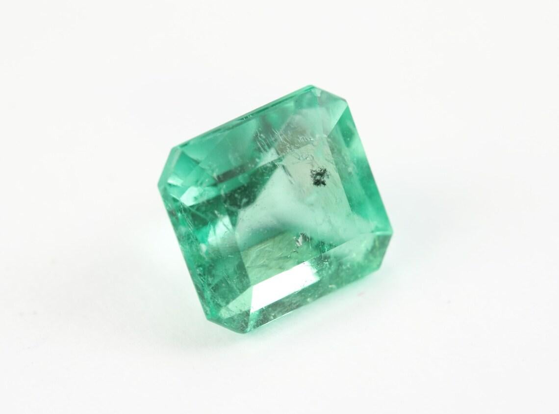 Stein: Smaragd
Gewicht: 1,08 Karat
Form: Asscher-Schliff
Klarheit: Transparent, Sichtbarer Kohlenstoff Spec
Lüster: Ausgezeichnet
Farbe: Mittelgrün
Abmessungen: 6.19mm x 5.7mm
Geografische Herkunft: Kolumbien
Behandlung: Natürlich,