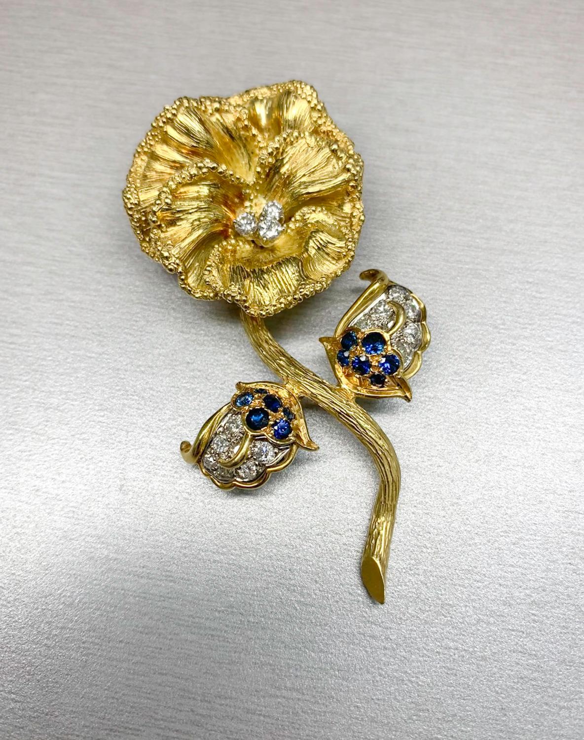 Round Cut 1.08 Carat Blue Sapphire and 0.88 Carat Diamond Flower Pin in 18K Gold For Sale