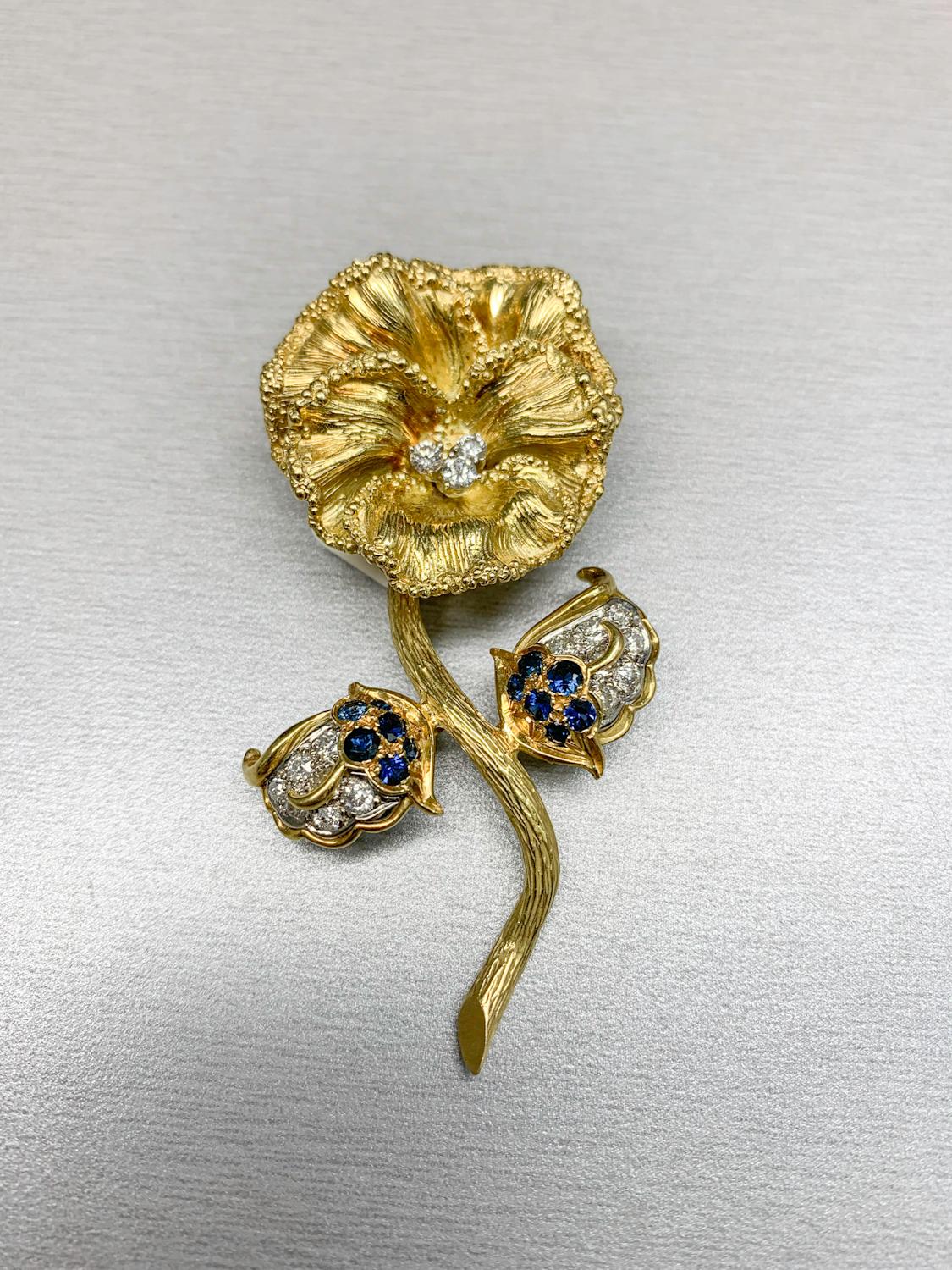 Women's or Men's 1.08 Carat Blue Sapphire and 0.88 Carat Diamond Flower Pin in 18K Gold For Sale