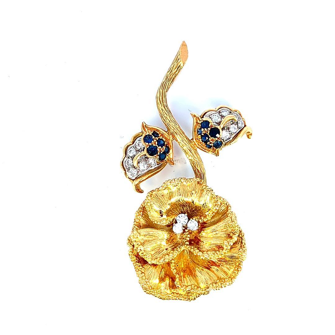 Taille brillant Broche fleur d'inspiration ancienne en or jaune 18 carats, saphir bleu de 1,08 carat et diamants en vente