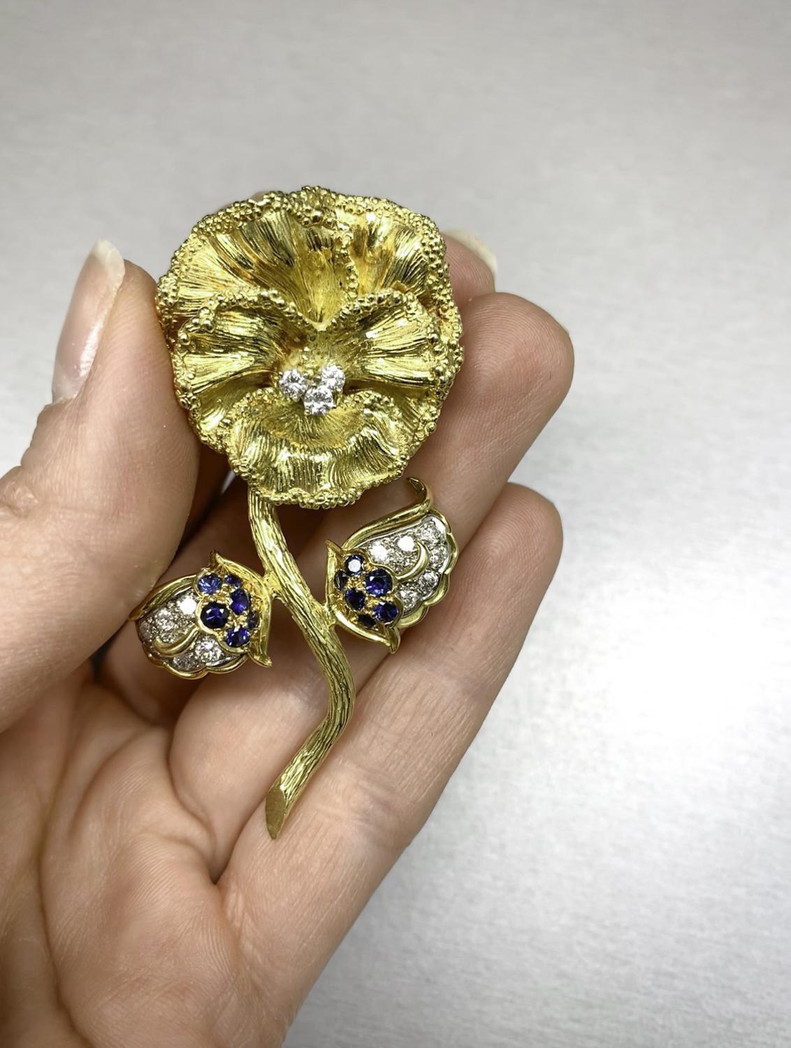 1.08 Carat Blue Sapphire And Diamond Flower Pin Antique Inspired 18K Yellow Gold In New Condition For Sale In New York, NY