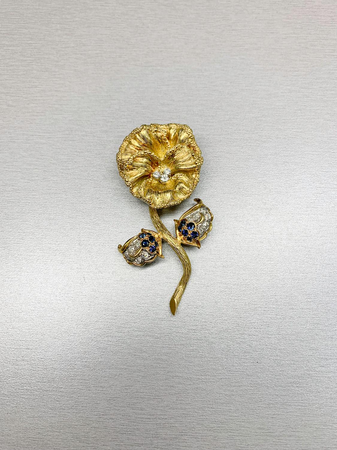 Broche fleur d'inspiration ancienne en or jaune 18 carats, saphir bleu de 1,08 carat et diamants Unisexe en vente