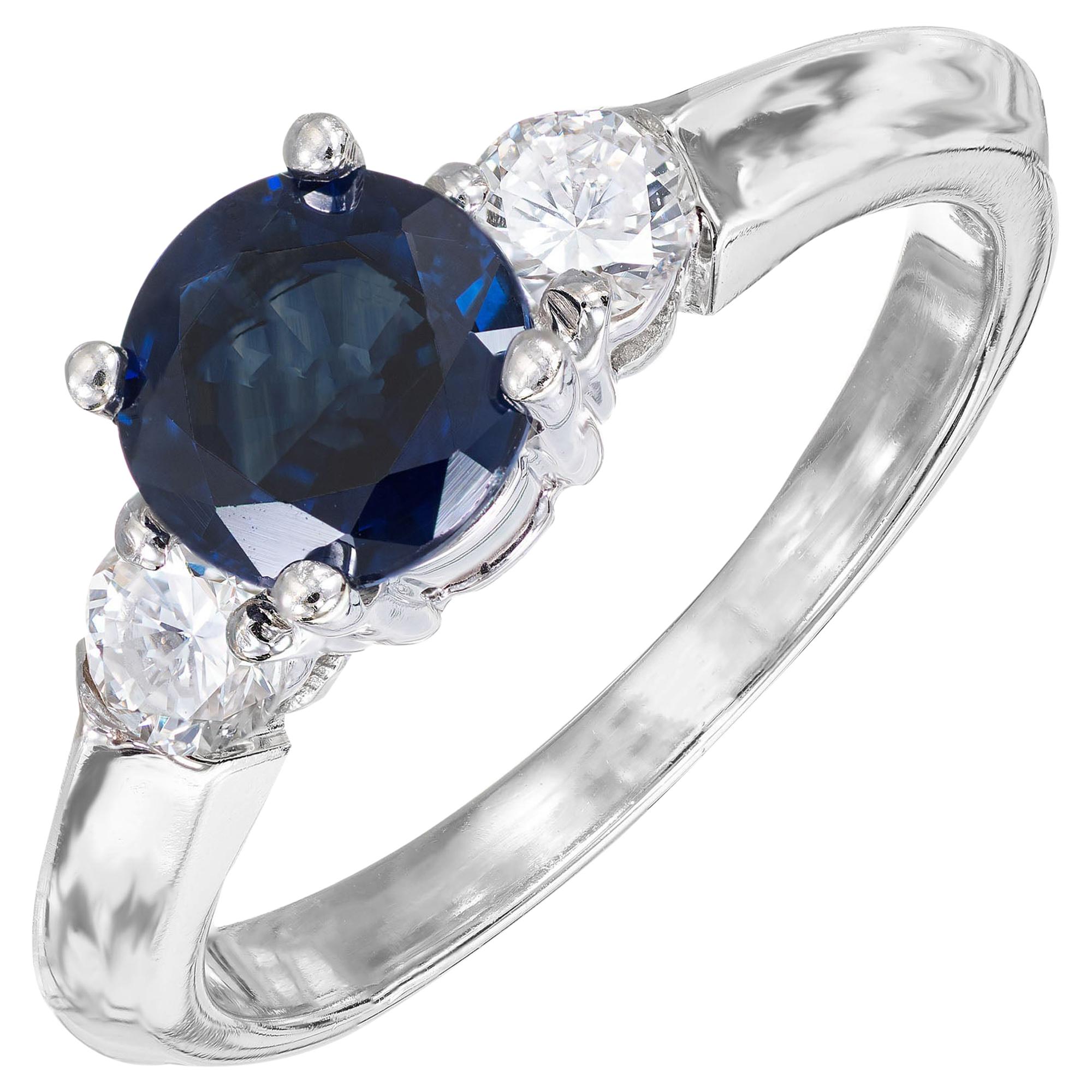 Bague à trois pierres en or blanc 14 carats avec saphir bleu de 1,08 carat et diamants en vente