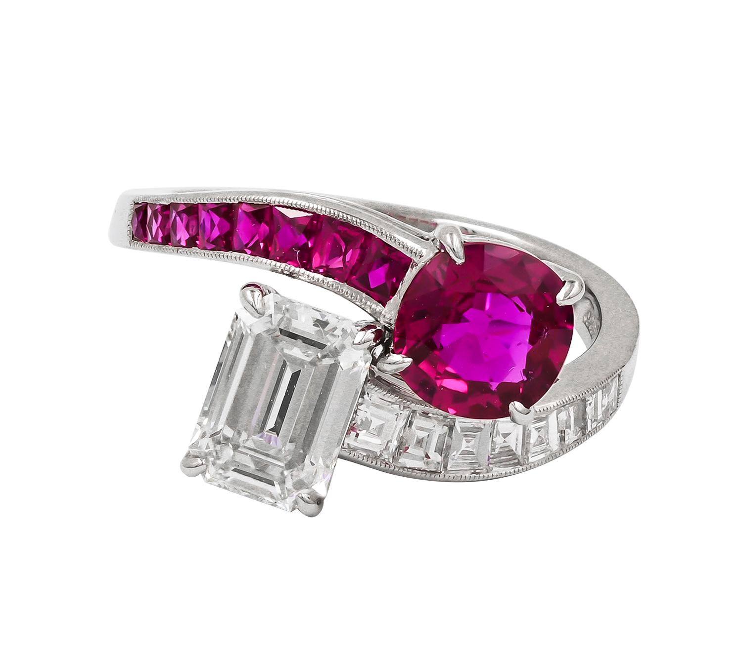 Der Platinring Sophia D besteht aus einem Rubin und einem Diamanten. Der abgebildete Rubin hat einen Durchmesser von 1,08 Karat und der Diamant von 1,08 Karat. Die umgebenden Rubine wiegen insgesamt 0,25 Karat und die Diamanten 0,28 Karat. Ringgröße