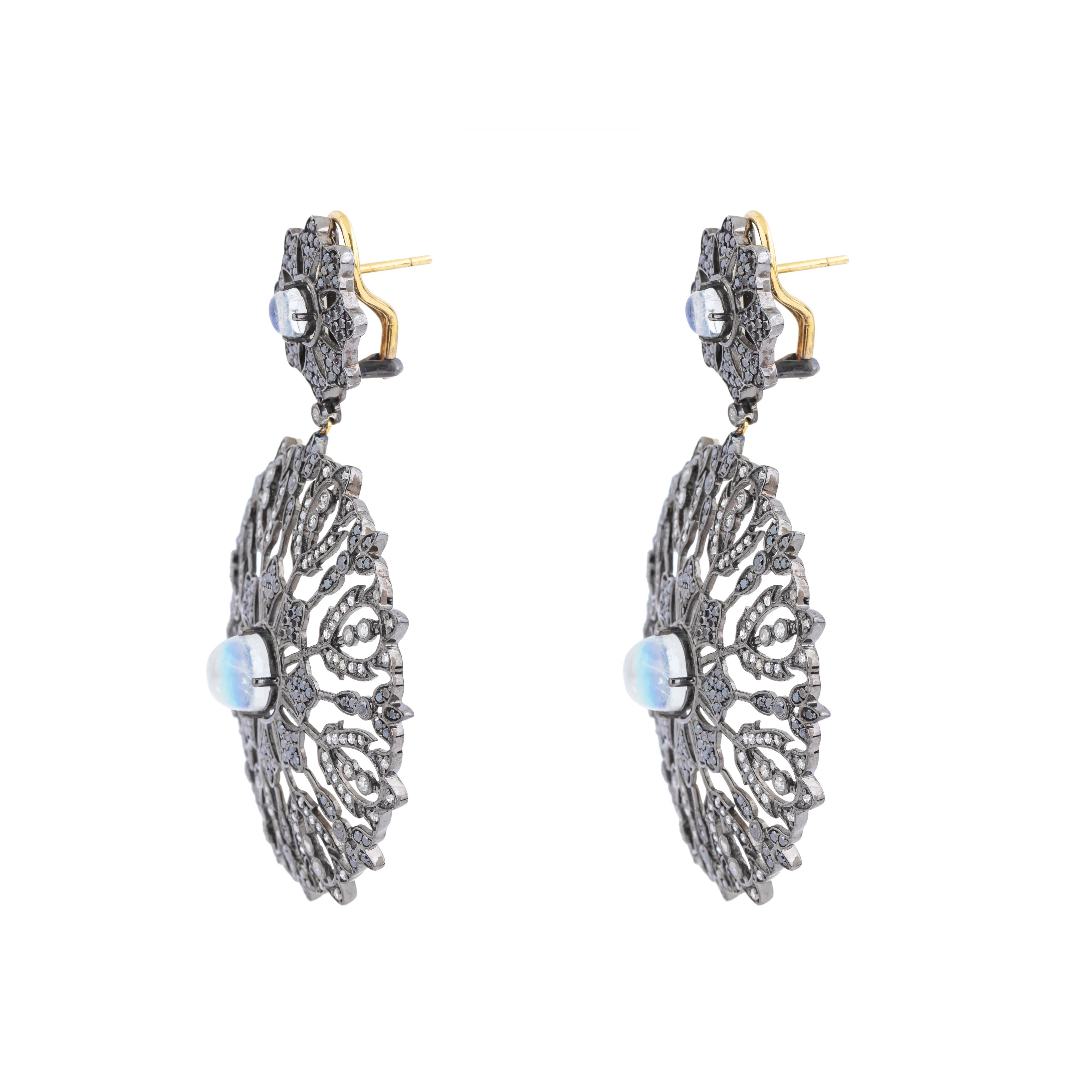 Eleva il tuo stile con i nostri orecchini da cocktail con diamante e pietra di luna da 10,8 carati, un mix perfetto di bellezza celestiale ed eleganza moderna. Ogni coppia è realizzata meticolosamente e curata in modo unico per offrire un'aggiunta