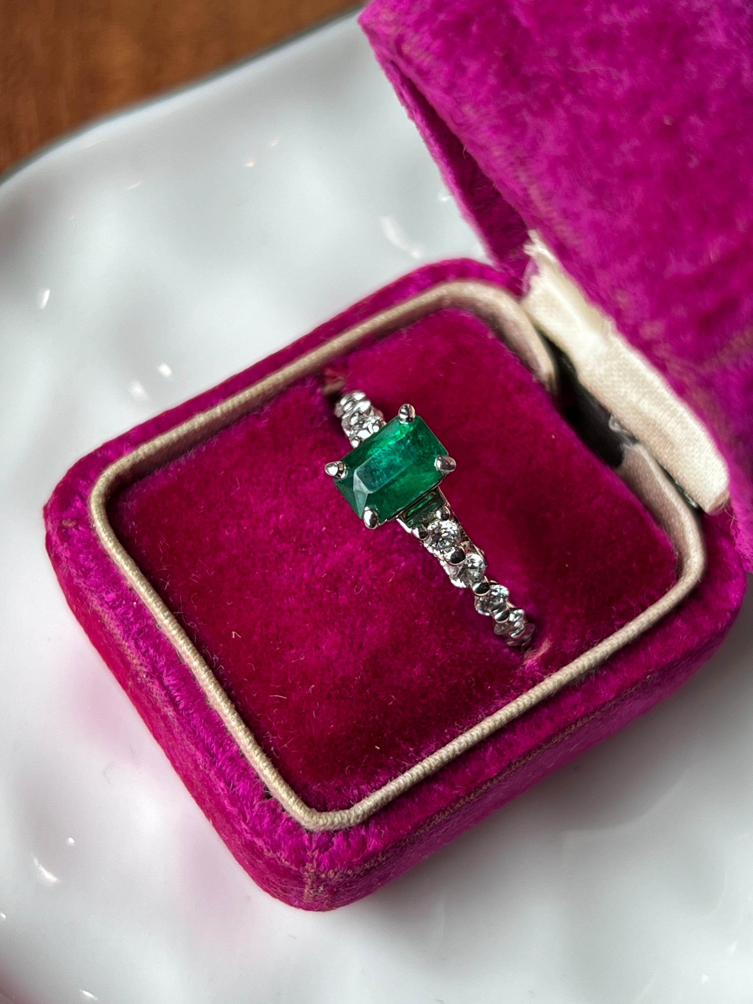 Contemporary 1.08 Carat Emerald & Diamond White Gold Ring For Sale