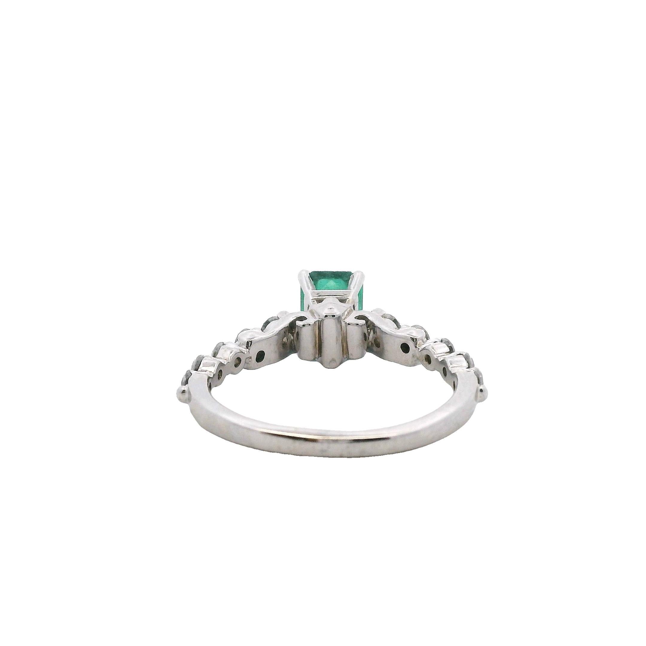 Men's 1.08 Carat Emerald & Diamond White Gold Ring For Sale