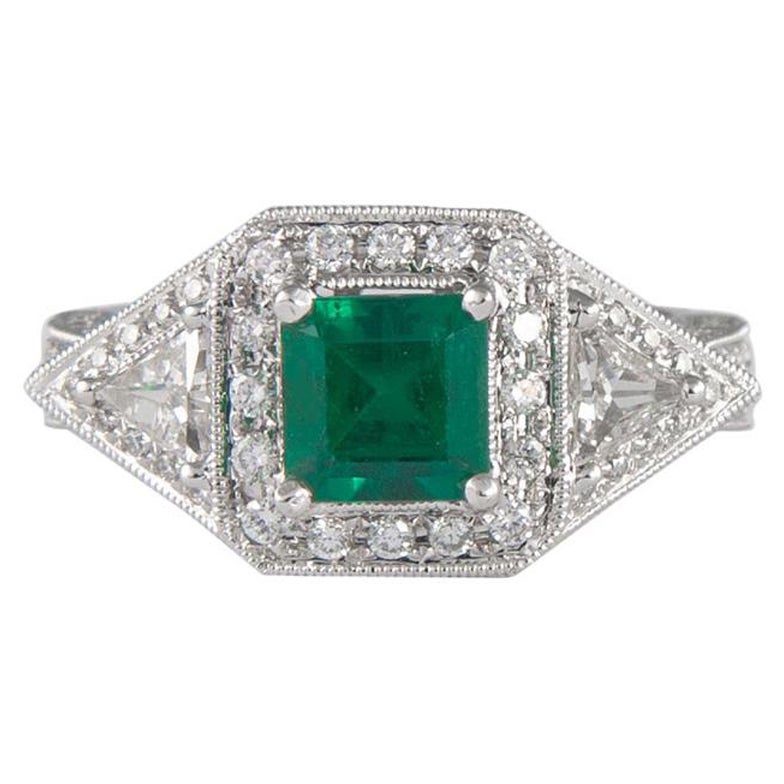1,08 Karat Smaragd Drei-Stein-Diamant mit Halo-Ring 18 Karat Gold im Angebot