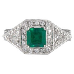Bague en or 18 carats avec diamant émeraude à trois pierres de 1,08 carat et halo de diamants