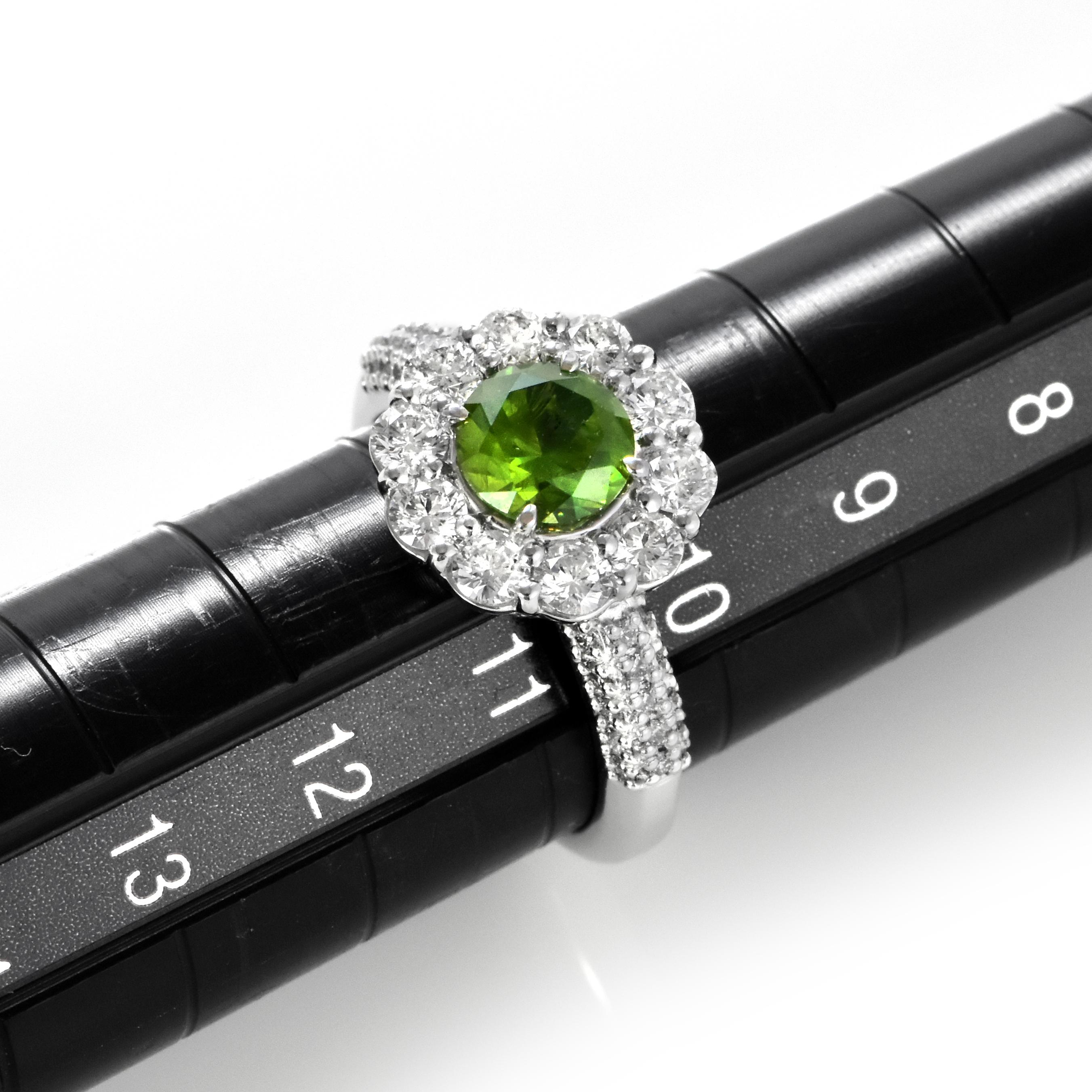 1.08 Carat Natural Demantoid Garnet and Diamond Halo Set Ring Made in Platinum In New Condition For Sale In Tokyo, JP