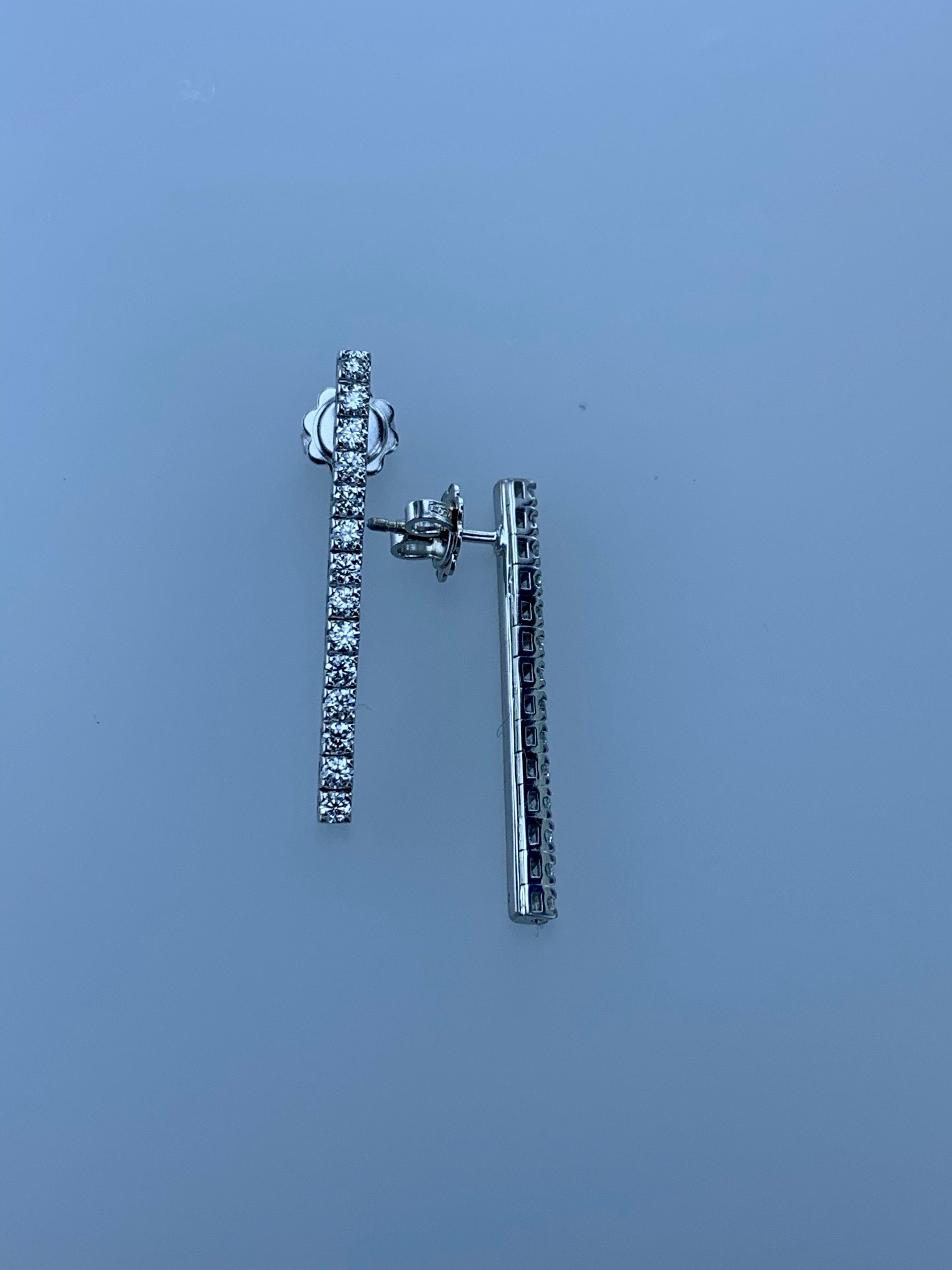 Pendientes colgantes de oro blanco de 18 quilates engastados con diamantes de 1,08 quilates Corte redondo