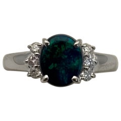Bague en or massif 18 carats sertie d'une opale noire ovale naturelle de 1,08 carat et d'un groupe de diamants