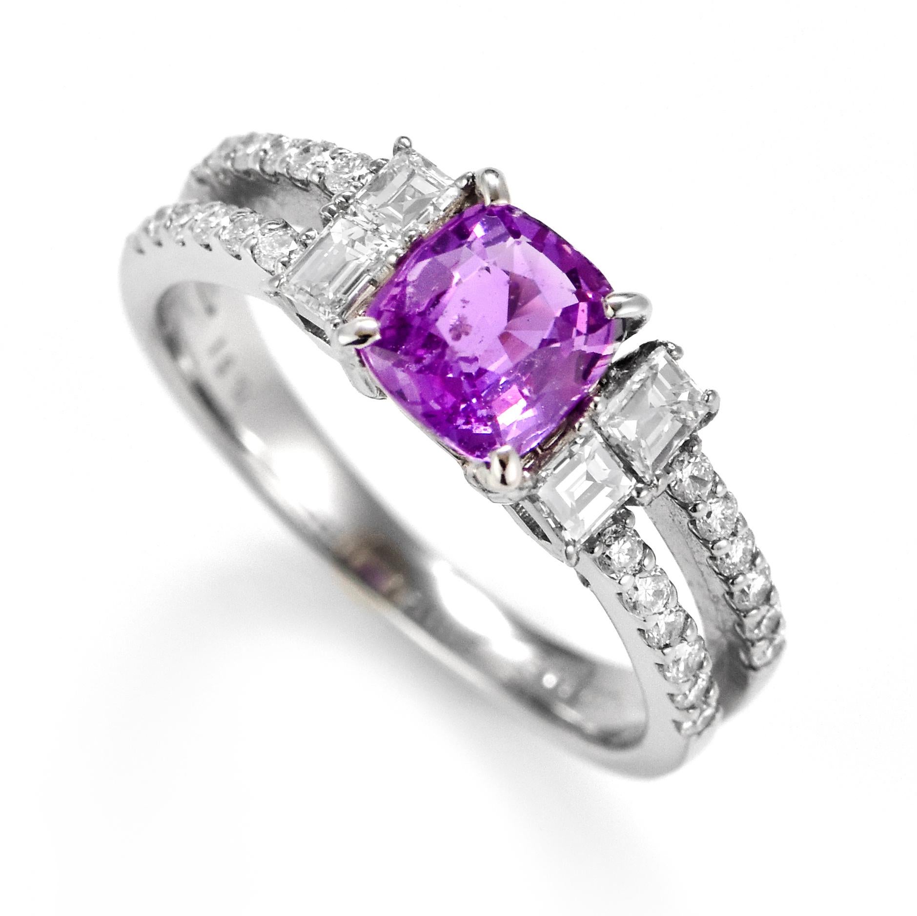 Un bellissimo anello in platino con uno zaffiro rosa naturale da 1,08 carati e diamanti da 0,51 carati. Gli zaffiri hanno una durata straordinaria: eccellono per durezza, resistenza e durata, rendendoli molto popolari in gioielleria.