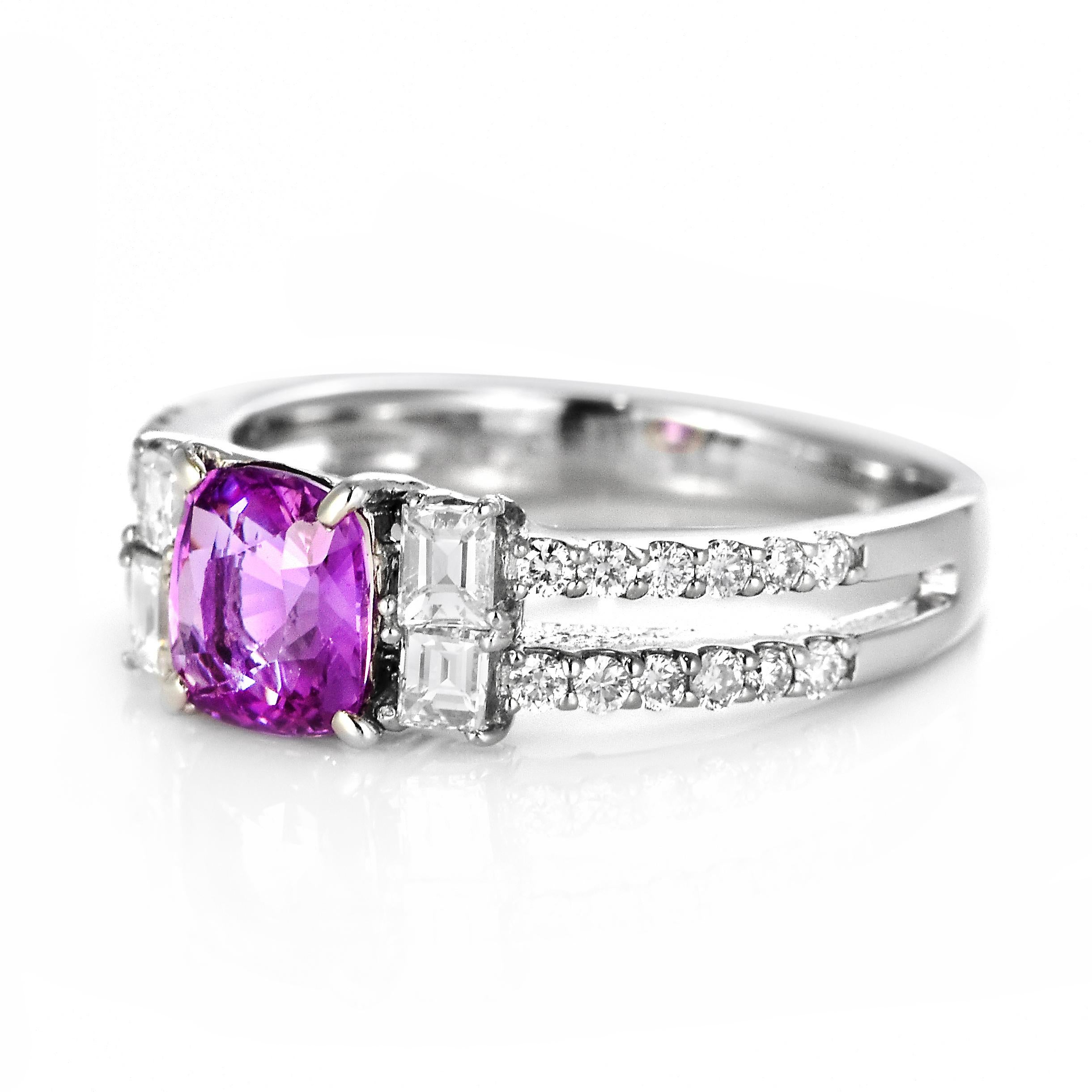 Moderno Anello con zaffiro rosa naturale e diamanti da 1,08 carati in platino in vendita