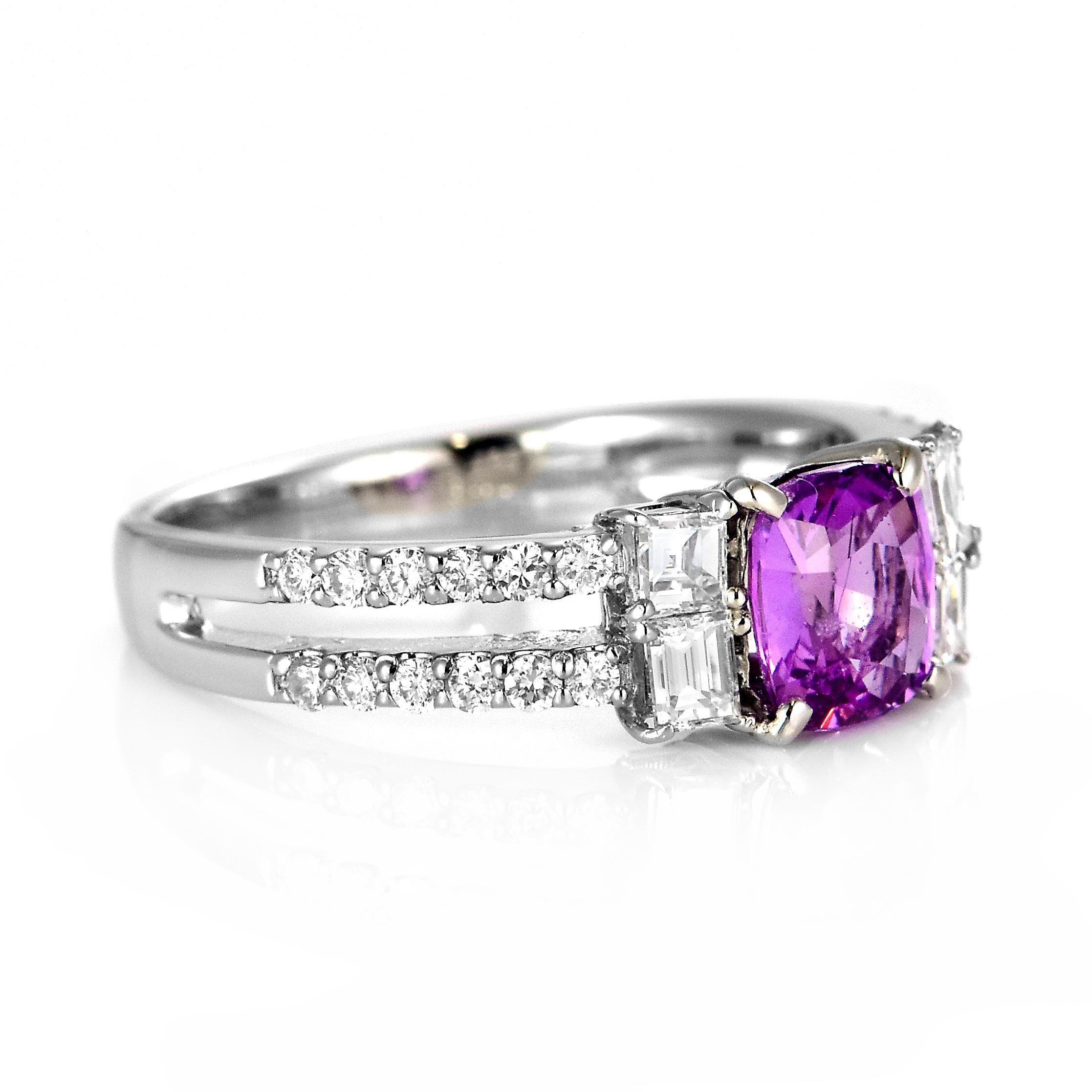 Taglio cuscino Anello con zaffiro rosa naturale e diamanti da 1,08 carati in platino in vendita