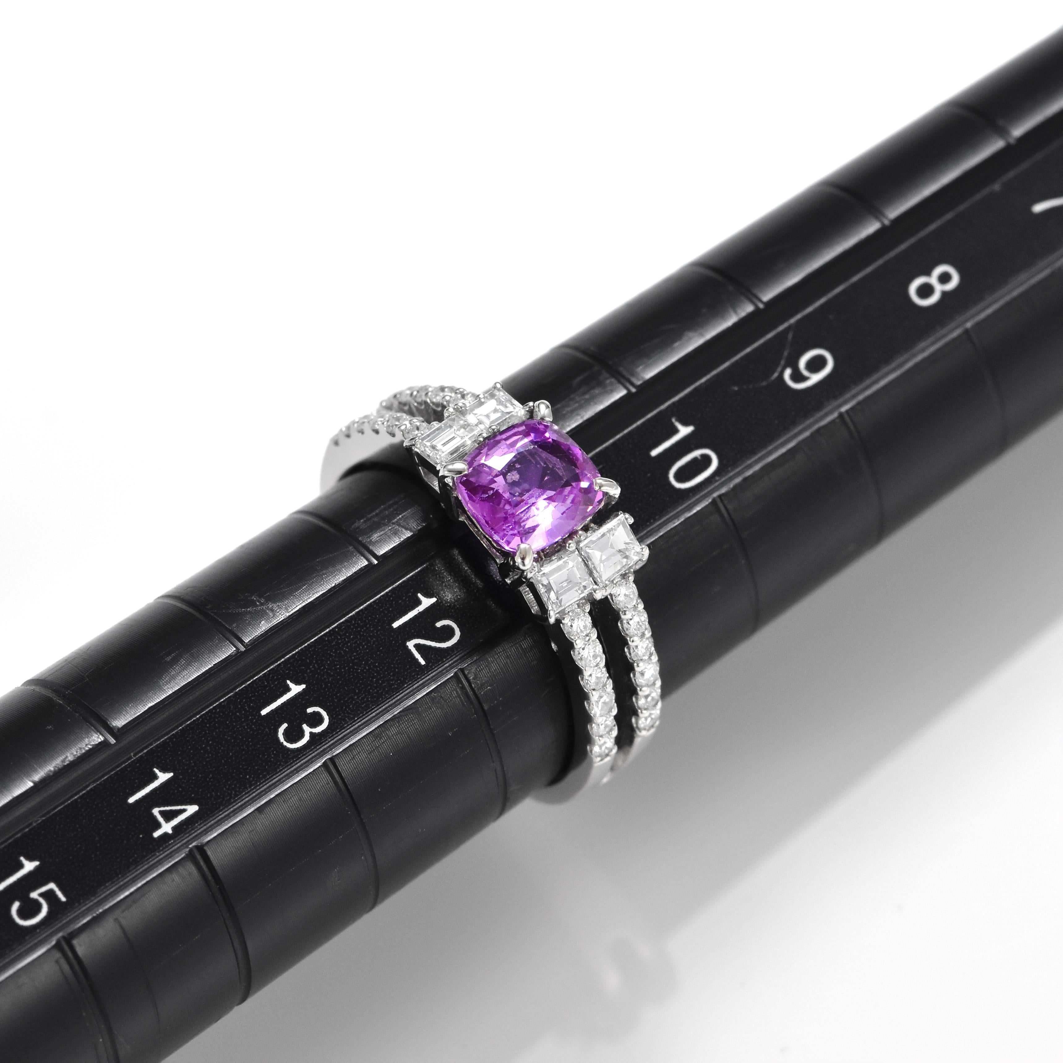 Anello con zaffiro rosa naturale e diamanti da 1,08 carati in platino in vendita 3