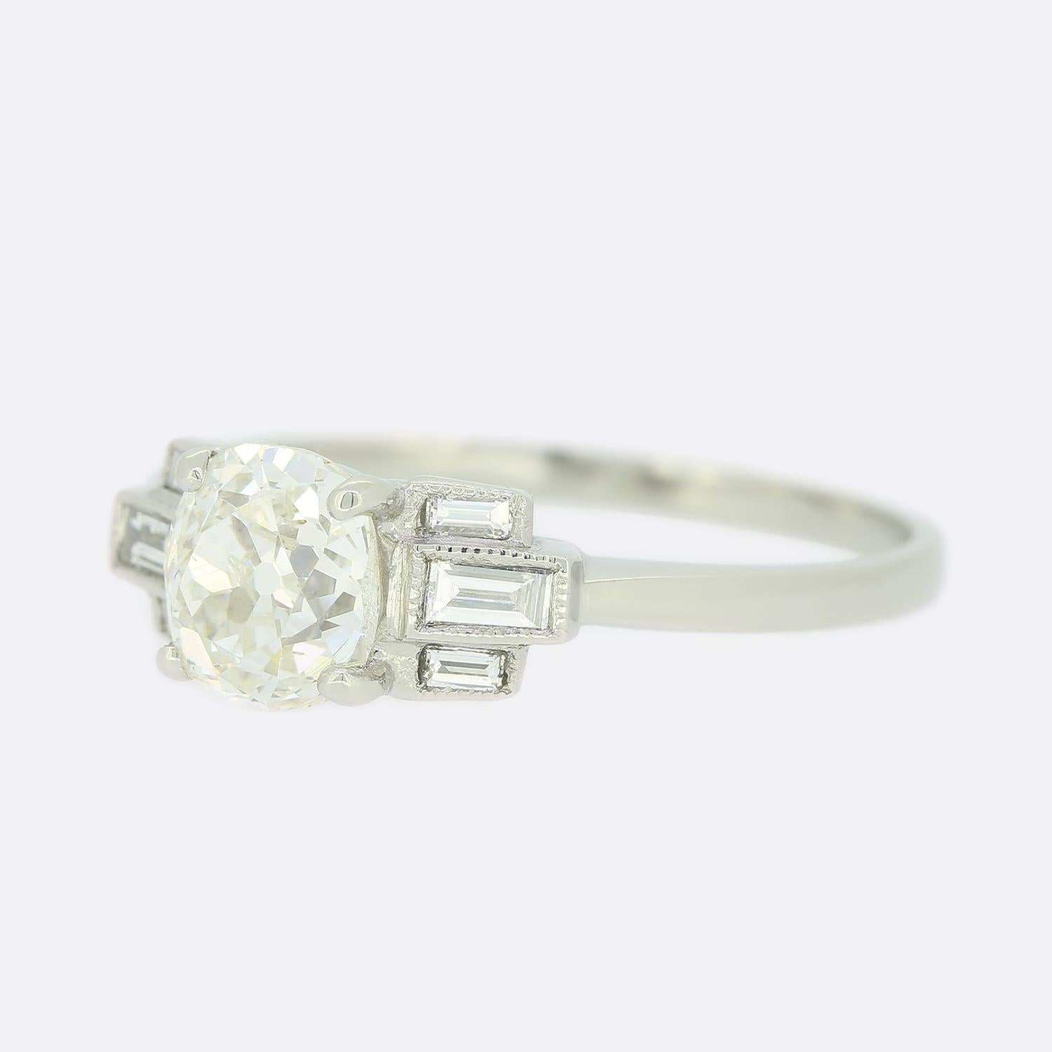 Este es un maravilloso anillo de compromiso solitario de diamantes. El anillo ha sido magistralmente elaborado a mano en estilo Art Decó y lleva un impresionante diamante talla cojín antiguo de 1,08 quilates que se asienta en una montura elevada de