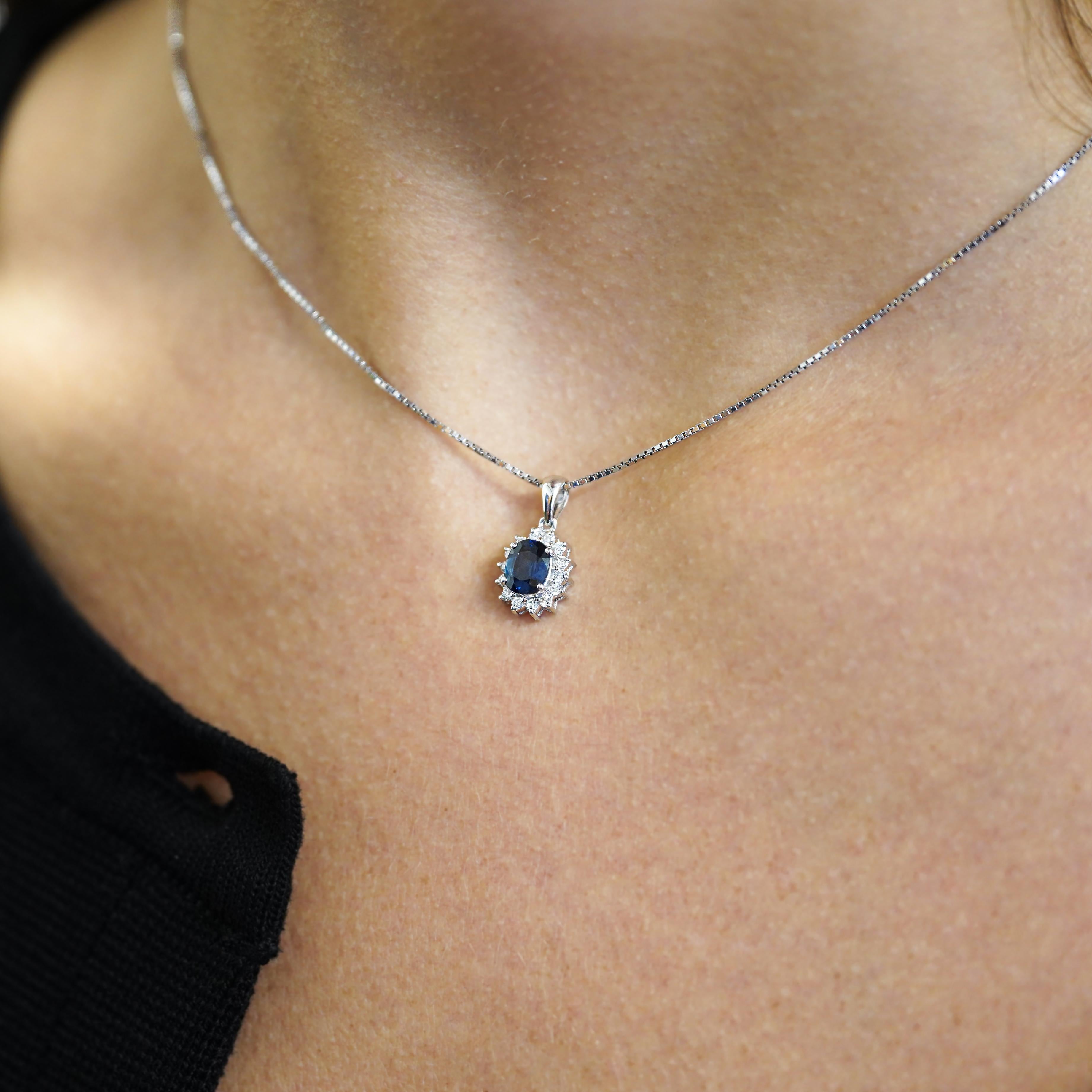 1.08 Carat Oval Blue Sapphire & Diamond Halo 14k Pendant Necklace Pour femmes en vente