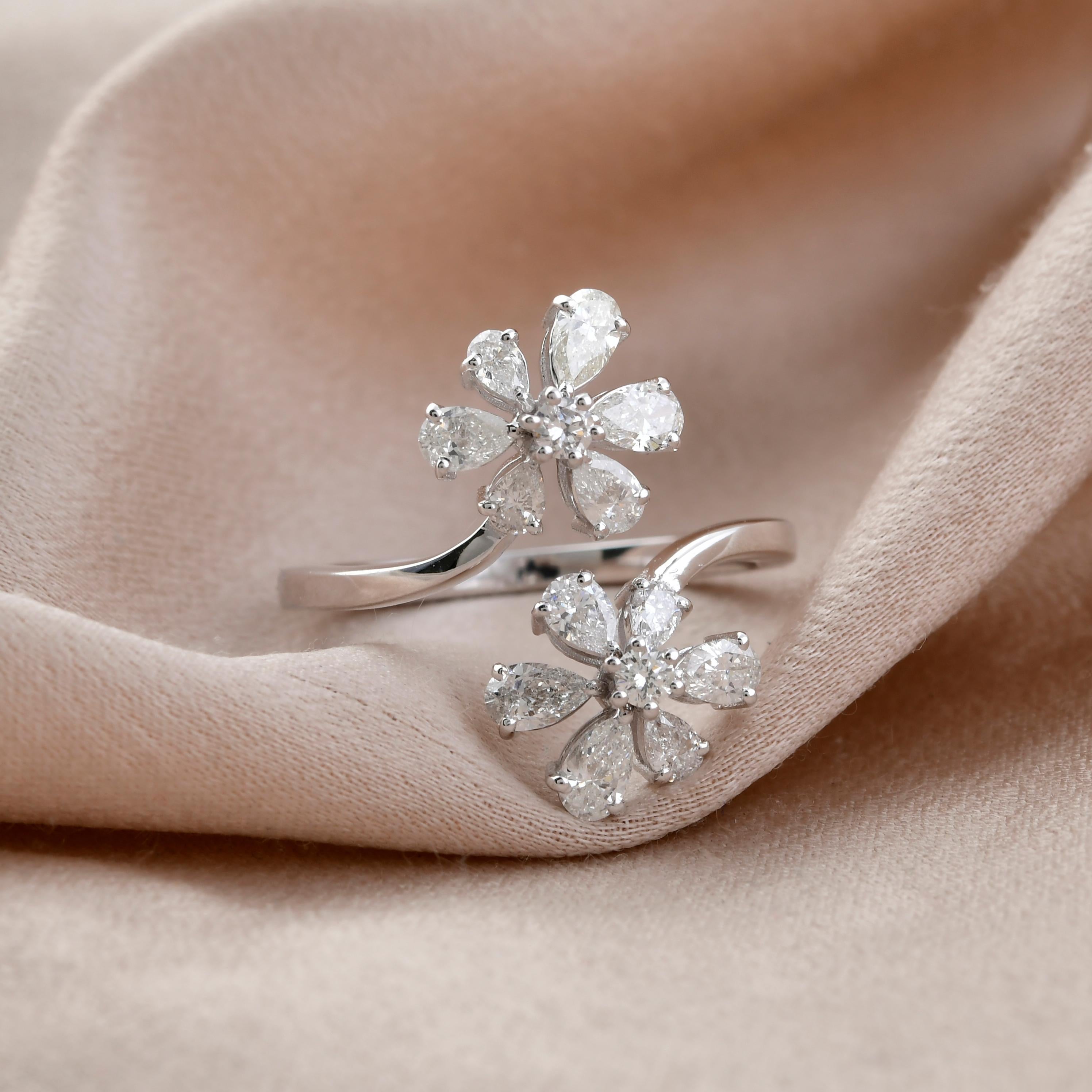 Questo anello a fiore in oro bianco 18 carati con diamante a pera e diamanti rotondi da 1,08 carati è caratterizzato da due fiori incastonati sulle estremità aperte dell'anello.
I diamanti sono un simbolo universale di eternità e forza. È una pietra