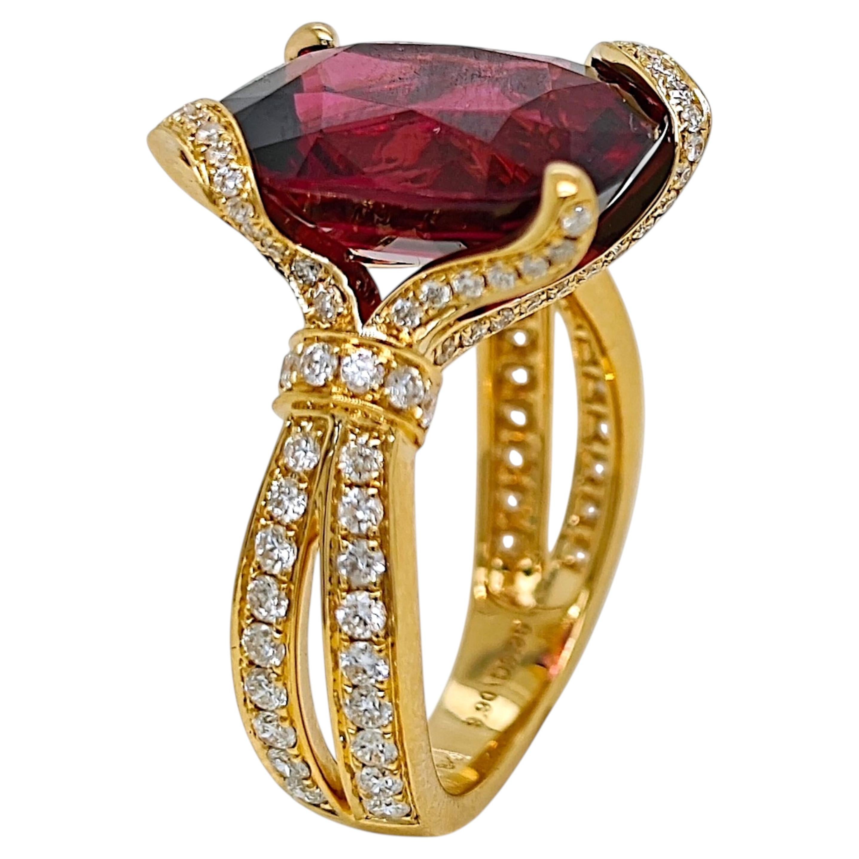 Anello in oro giallo con diamante rotondo e granato rodolite da 10,8 carati in vendita