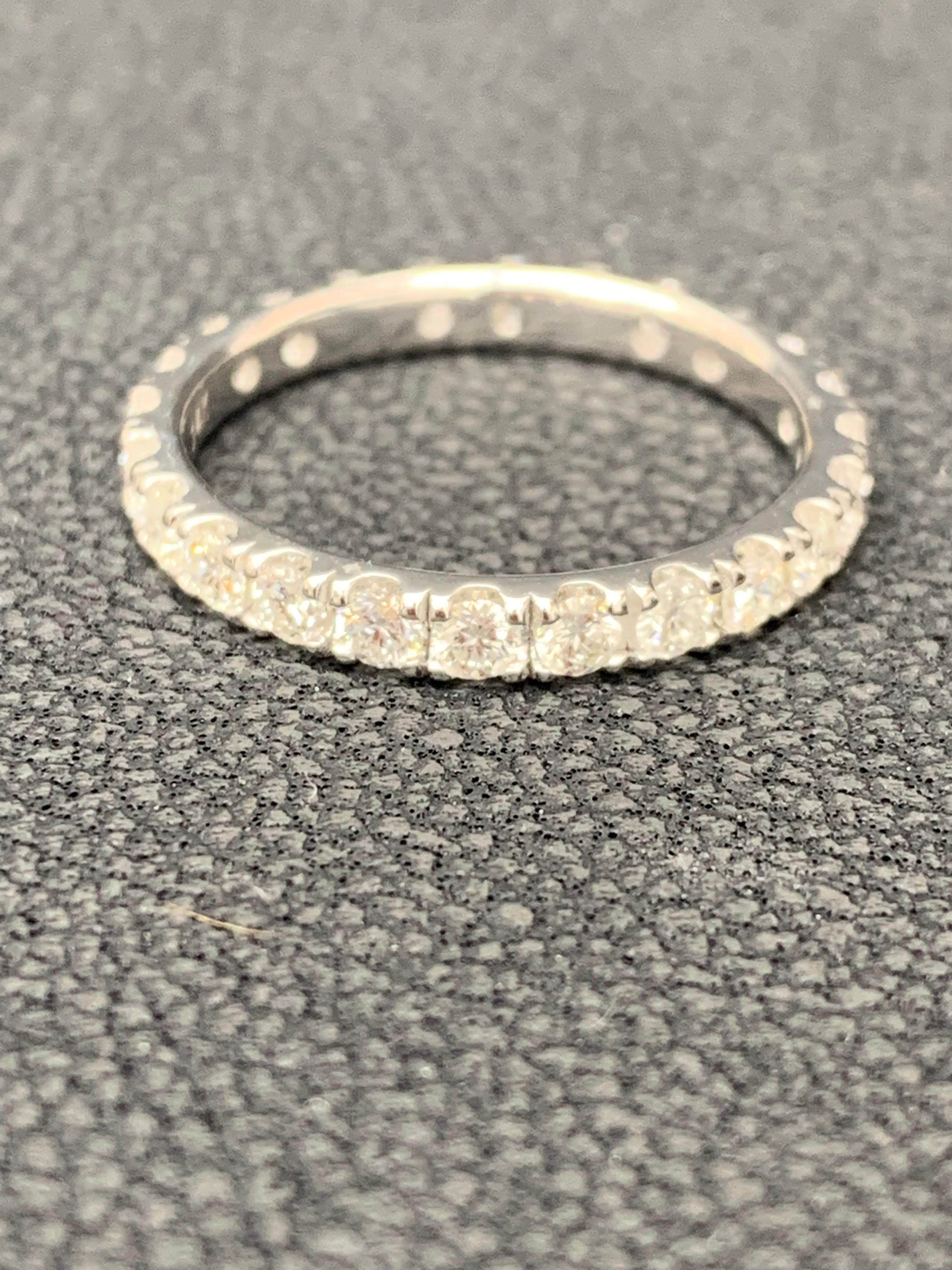 Alianza de boda de eternidad con diamante redondo de 1,08 quilates en banda blanca de 14 quilates en venta 4