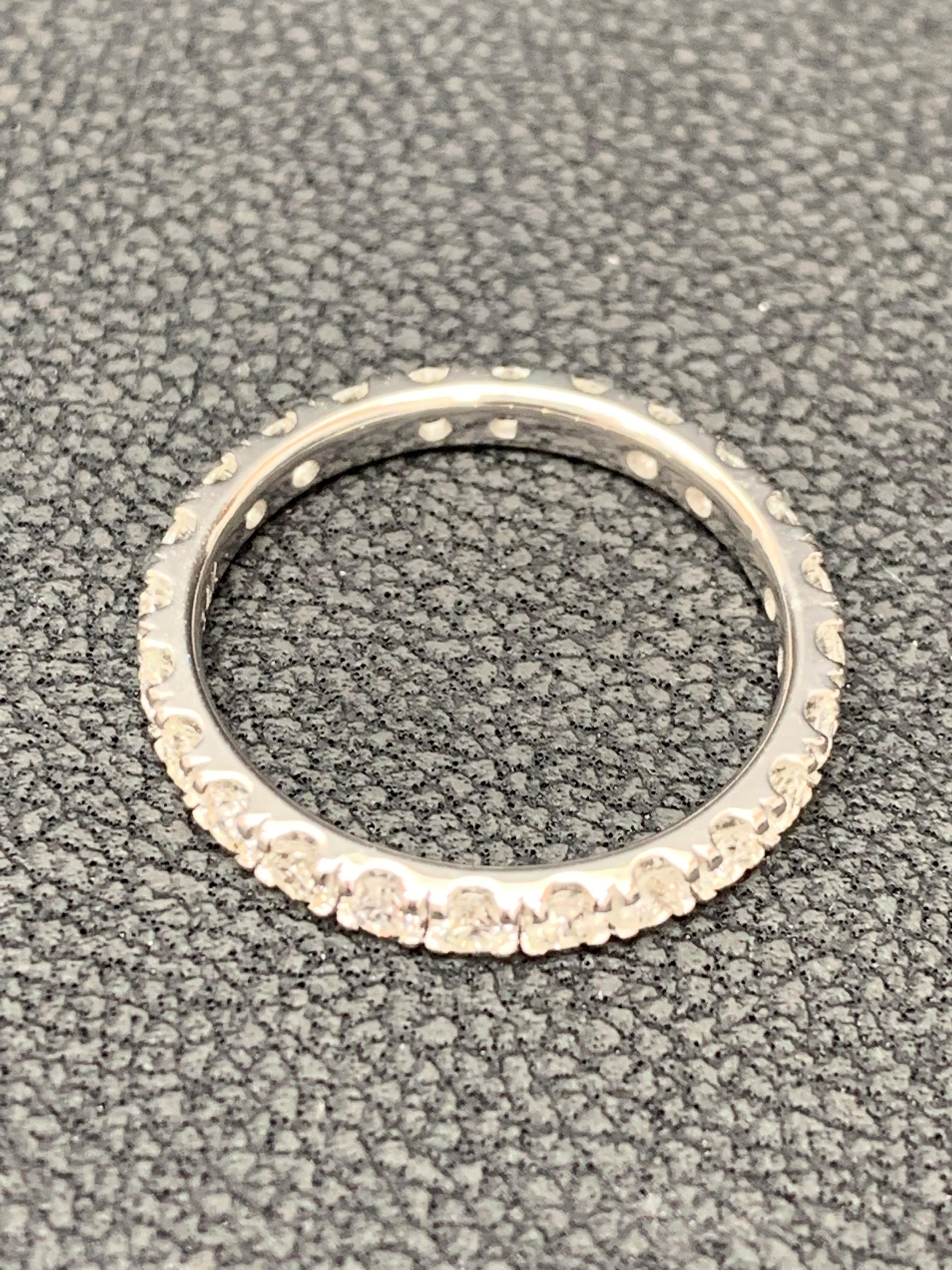 Alianza de boda de eternidad con diamante redondo de 1,08 quilates en banda blanca de 14 quilates en venta 5