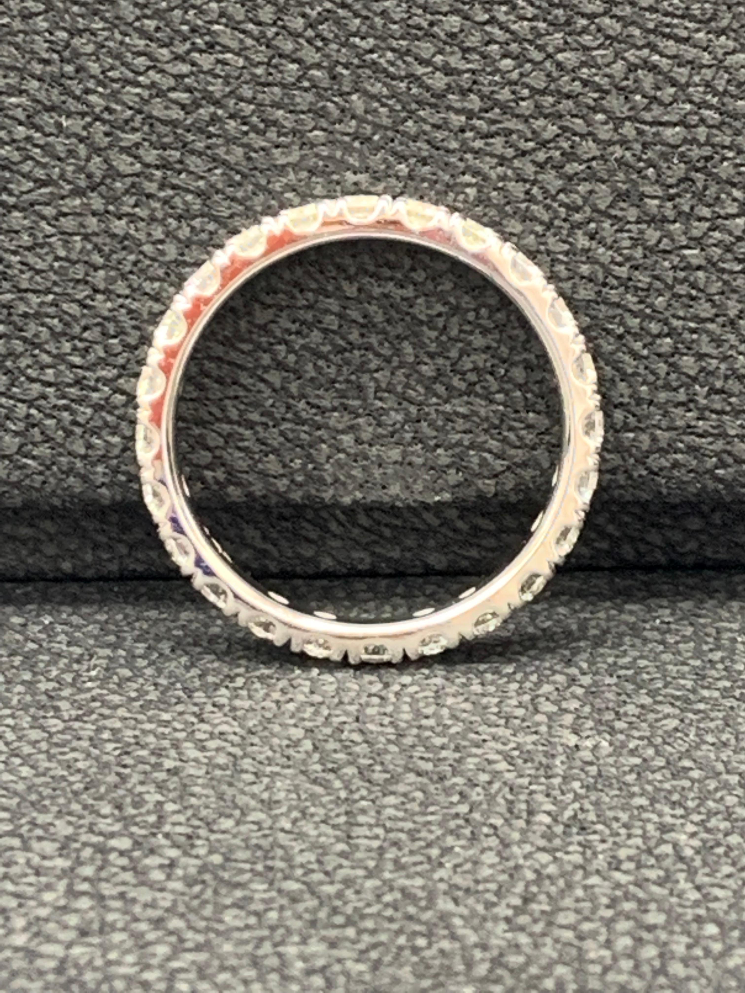 Alianza de boda de eternidad con diamante redondo de 1,08 quilates en banda blanca de 14 quilates en venta 6