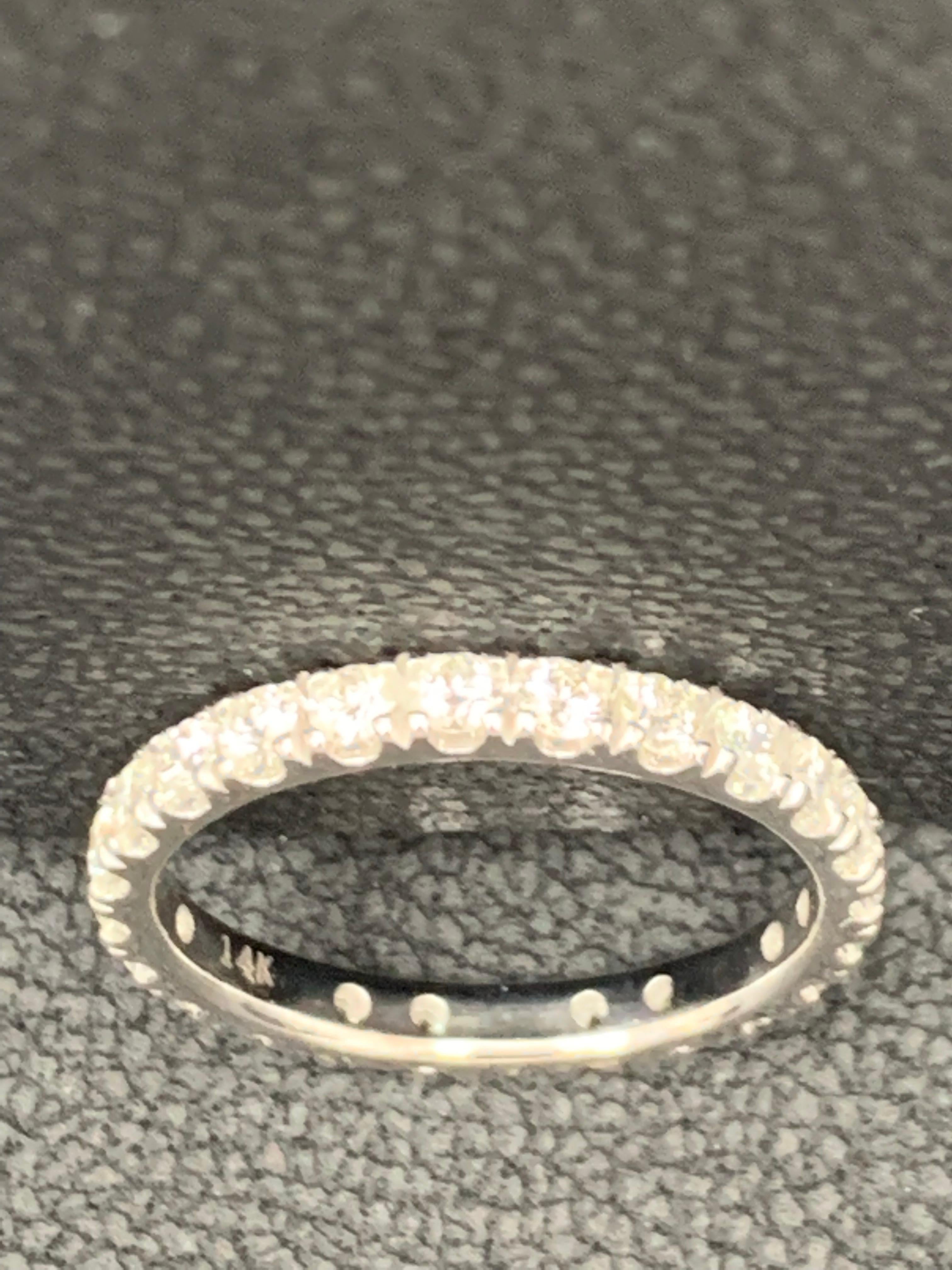 Alianza de boda de eternidad con diamante redondo de 1,08 quilates en banda blanca de 14 quilates en venta 7