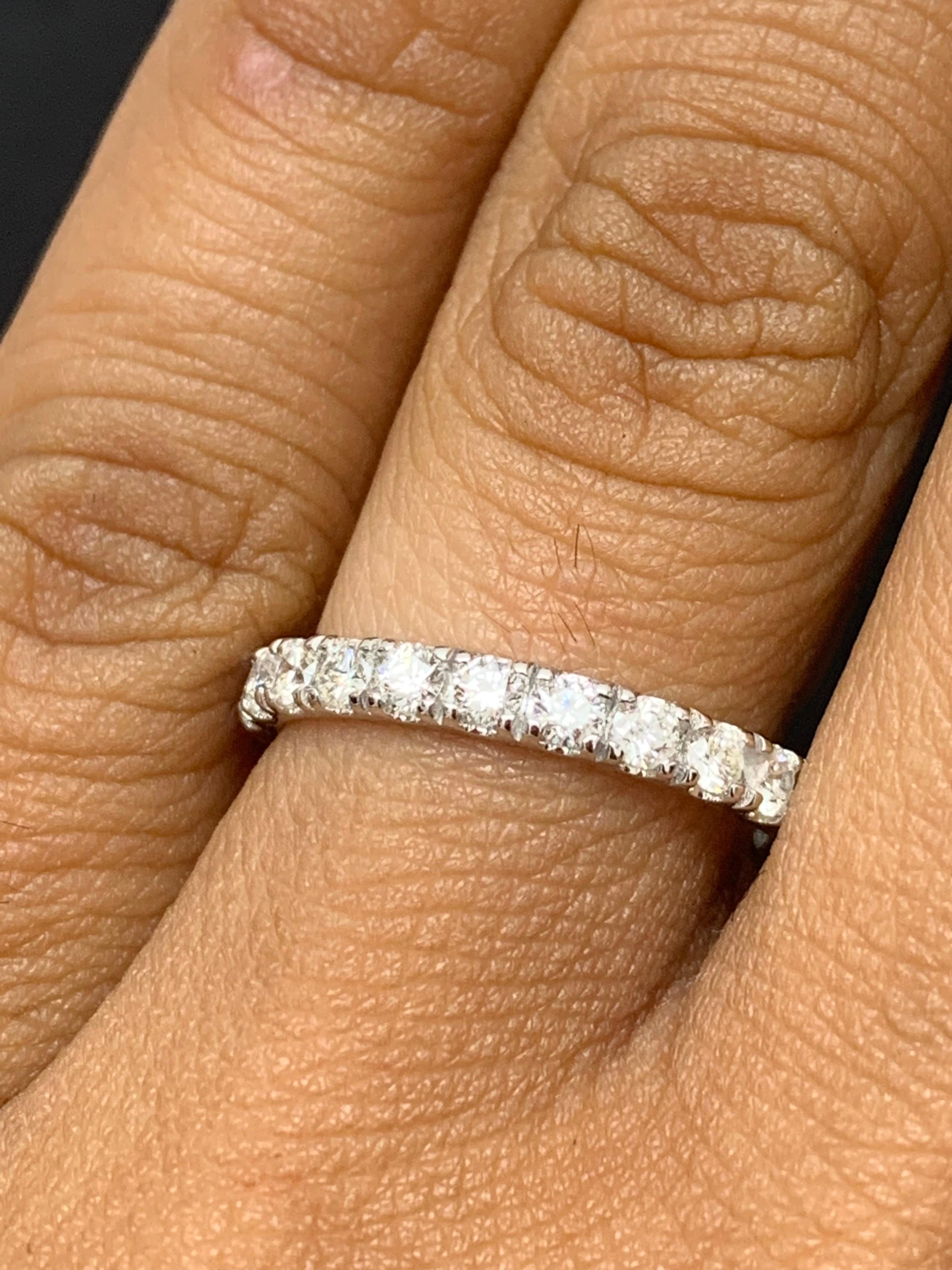 Alliance d'éternité en or blanc 14 carats avec diamants ronds de 1,08 carat en vente 8
