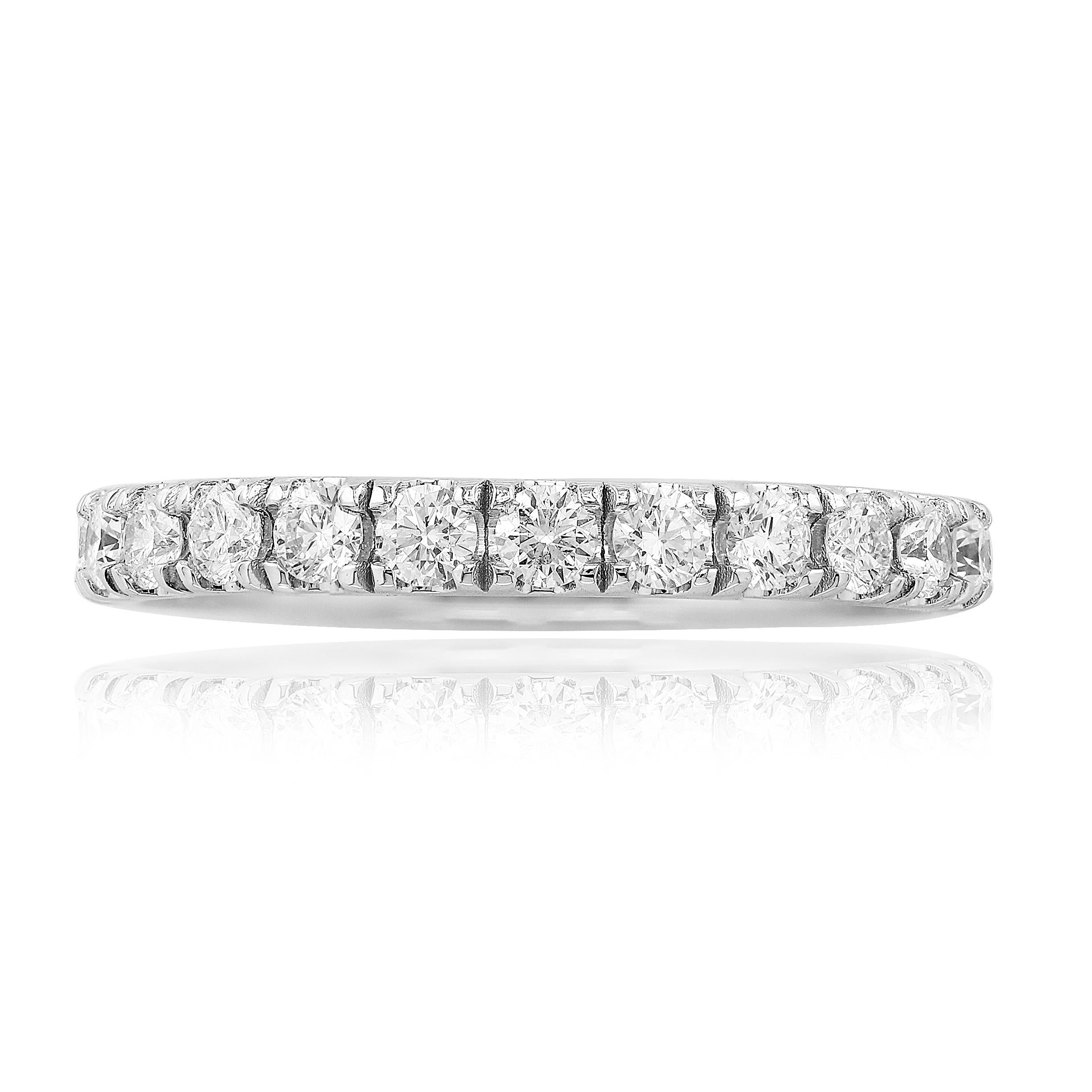 Une alliance classique de style éternité mettant en valeur une rangée de diamants ronds et brillants, sertis dans une monture en or blanc 14K poli. 24 diamants pèsent 1,08 carats au total.

Style disponible dans différentes gammes de prix. Les prix