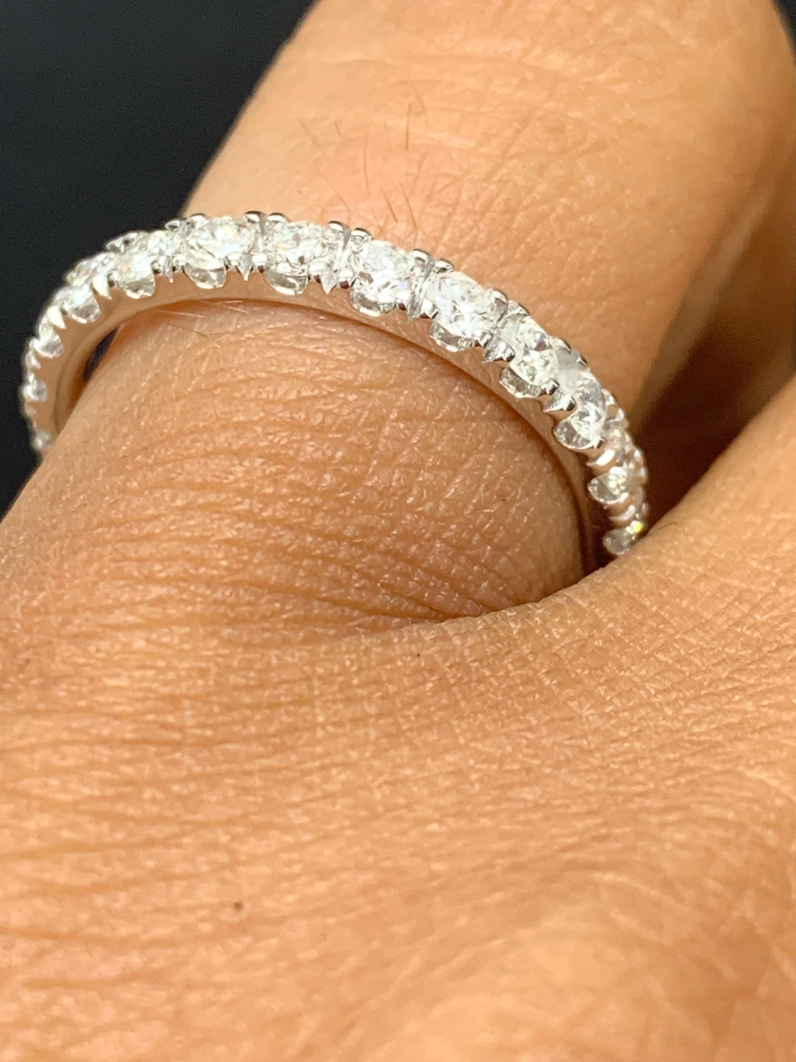 Moderne Alliance d'éternité en or blanc 14 carats avec diamants ronds de 1,08 carat en vente