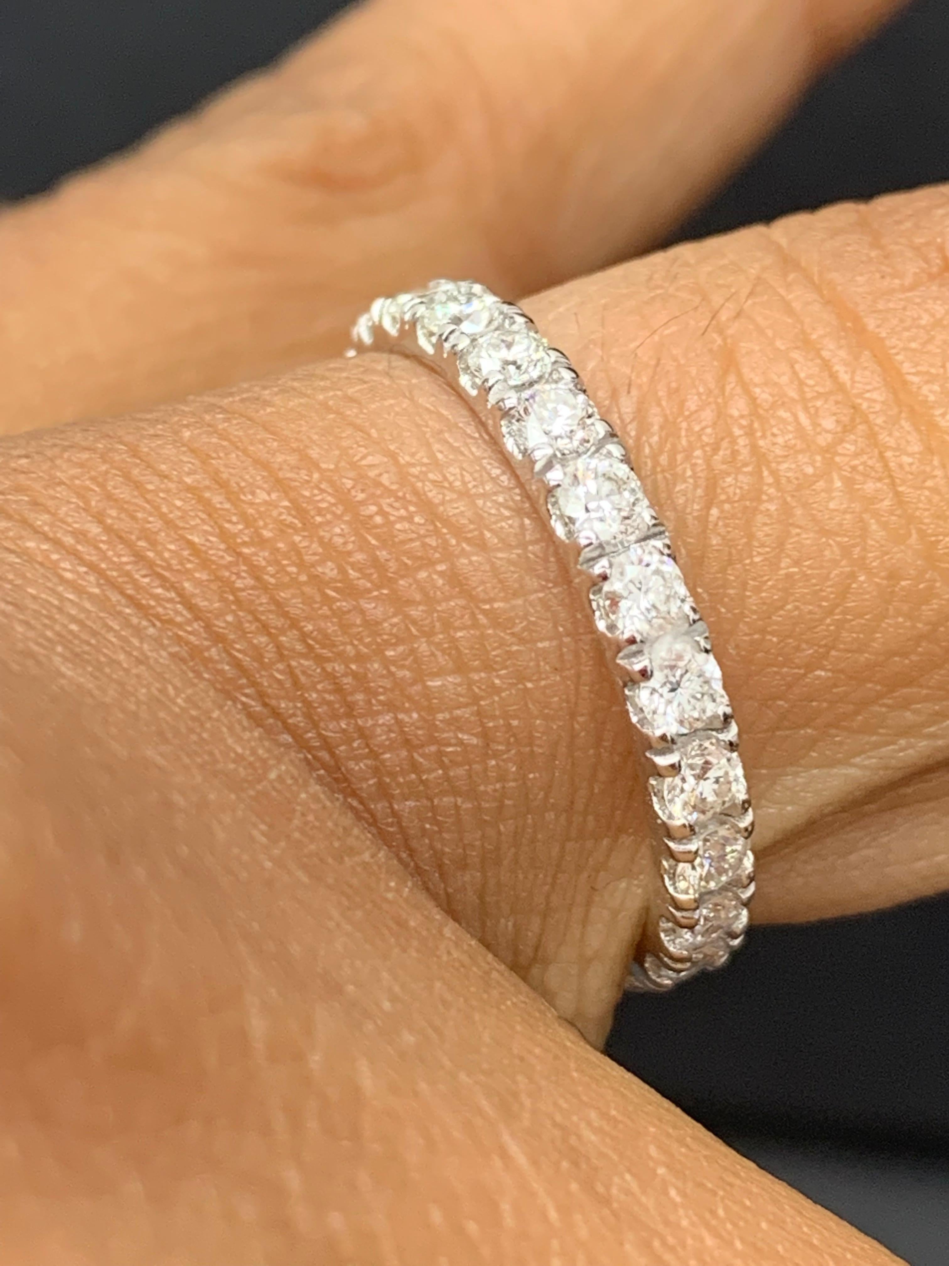 Taille ronde Alliance d'éternité en or blanc 14 carats avec diamants ronds de 1,08 carat en vente