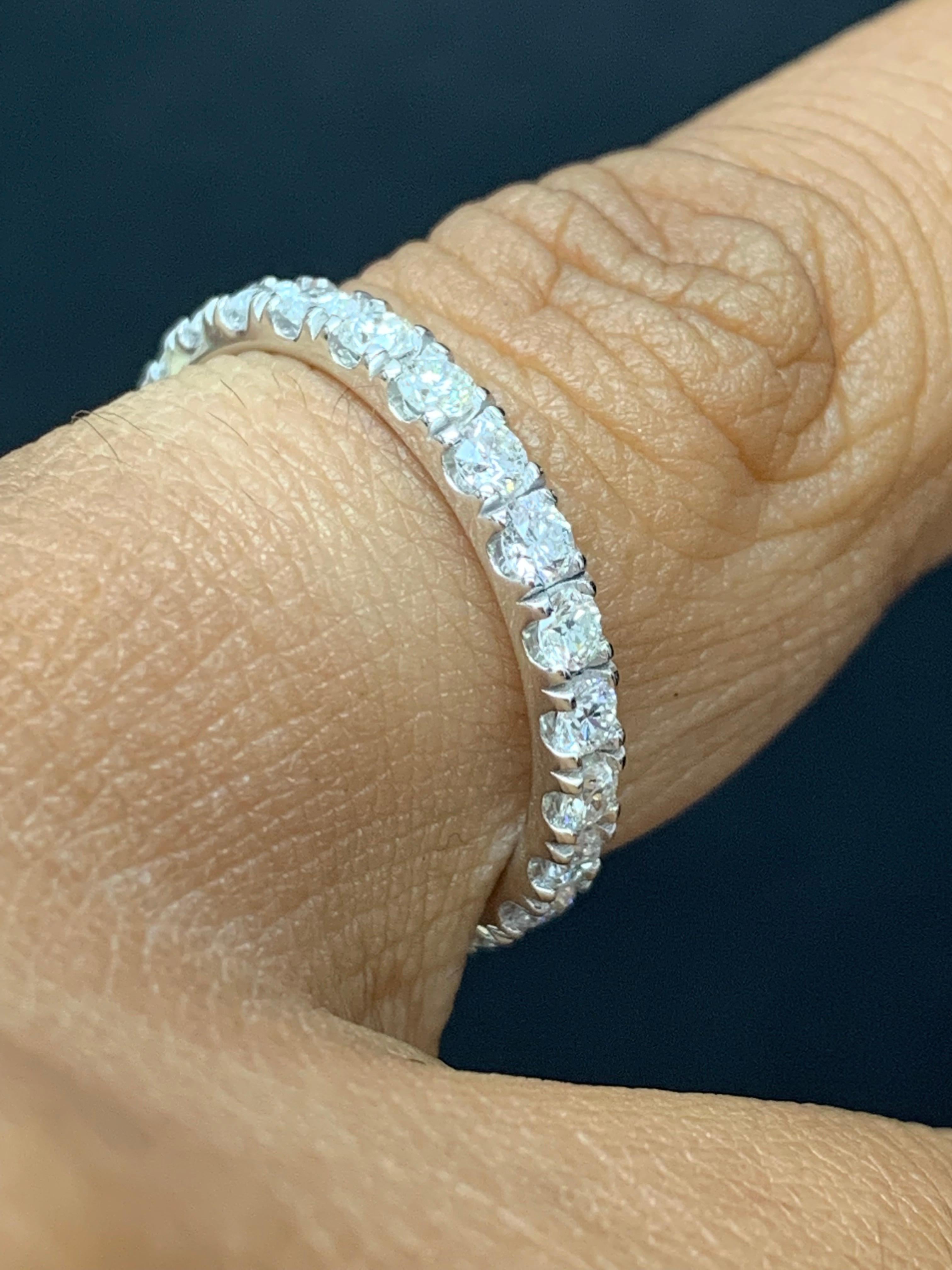 Alliance d'éternité en or blanc 14 carats avec diamants ronds de 1,08 carat Pour femmes en vente