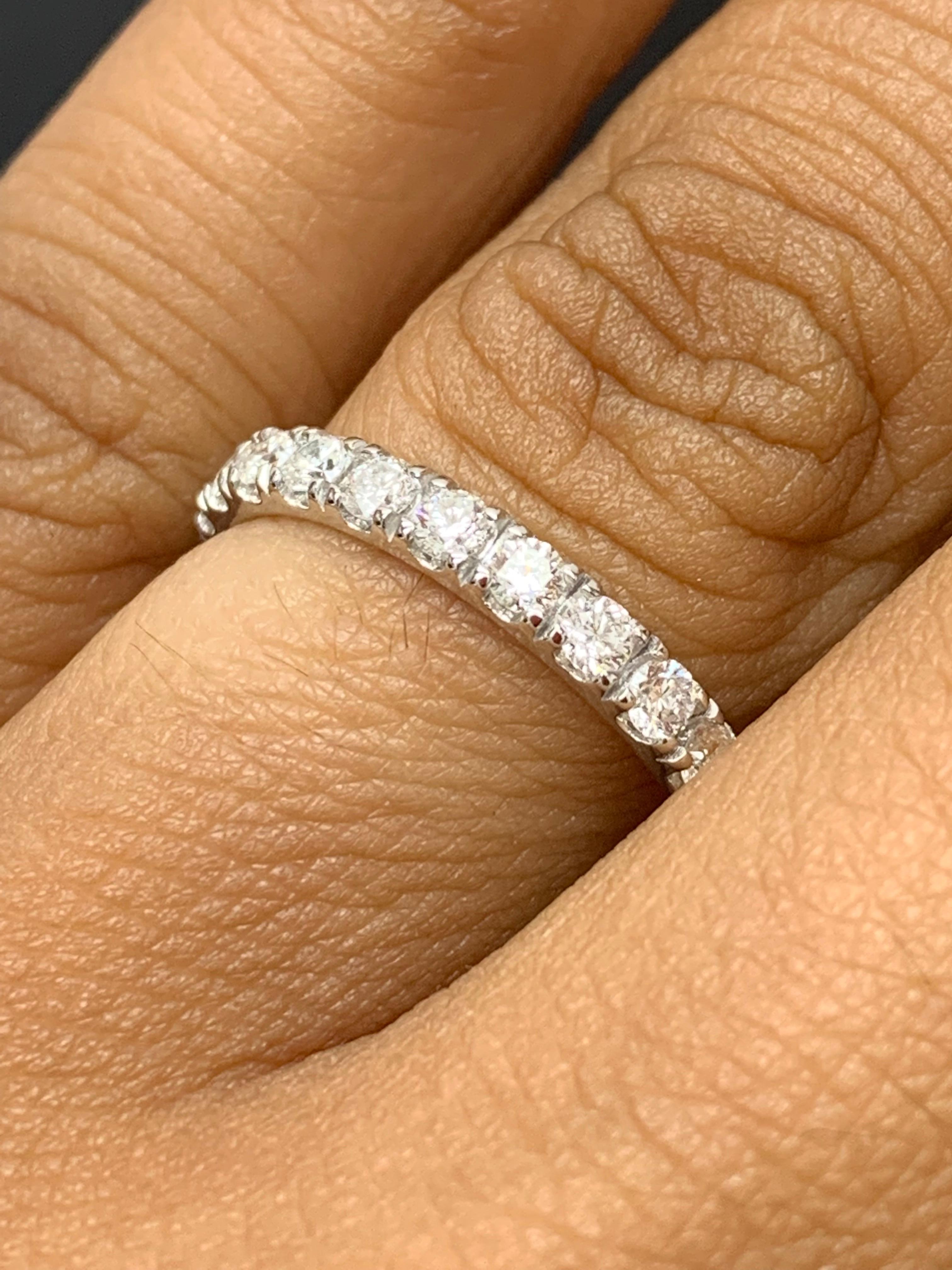 Alianza de boda de eternidad con diamante redondo de 1,08 quilates en banda blanca de 14 quilates en venta 1