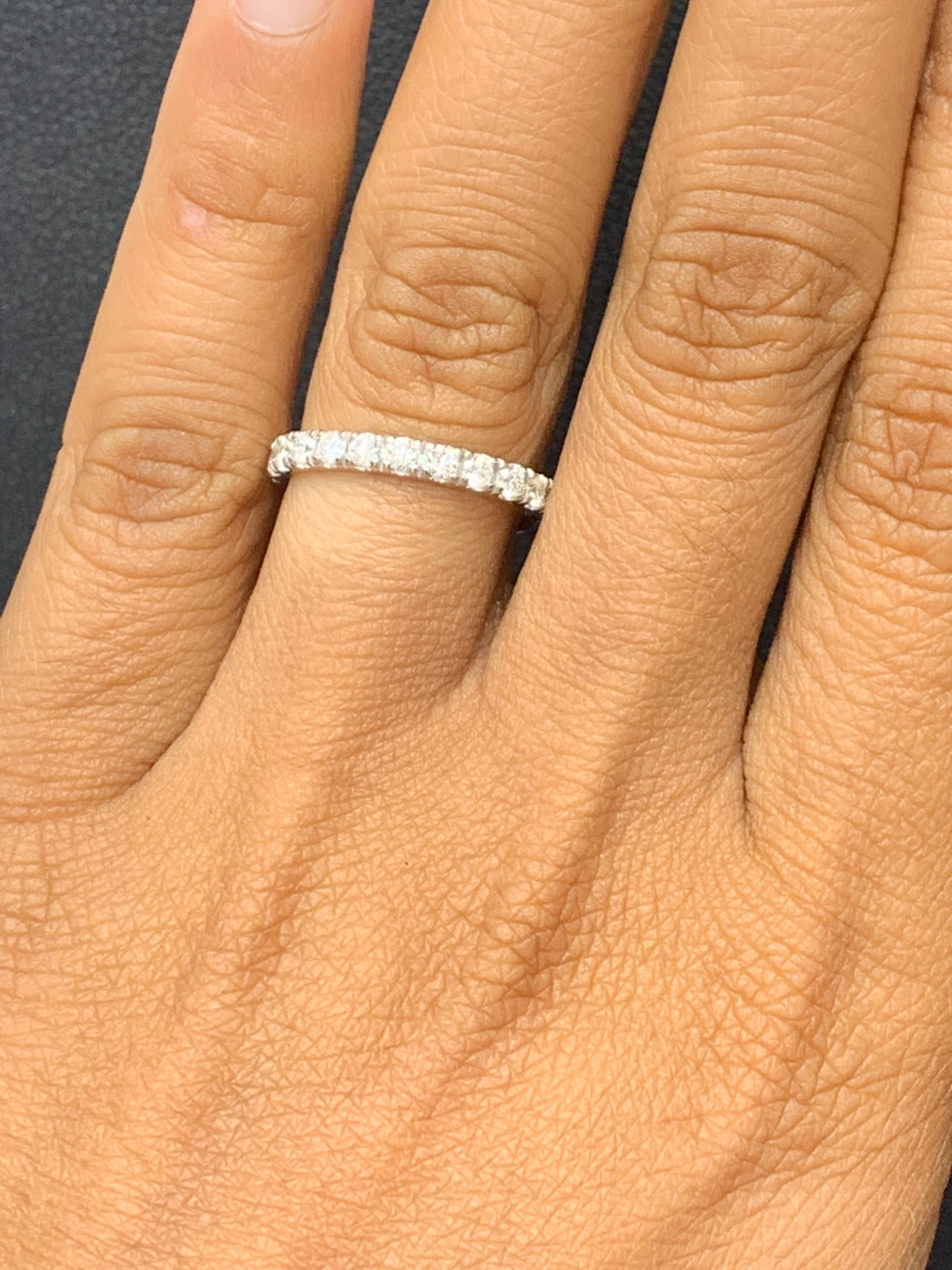 Alianza de boda de eternidad con diamante redondo de 1,08 quilates en banda blanca de 14 quilates en venta 2