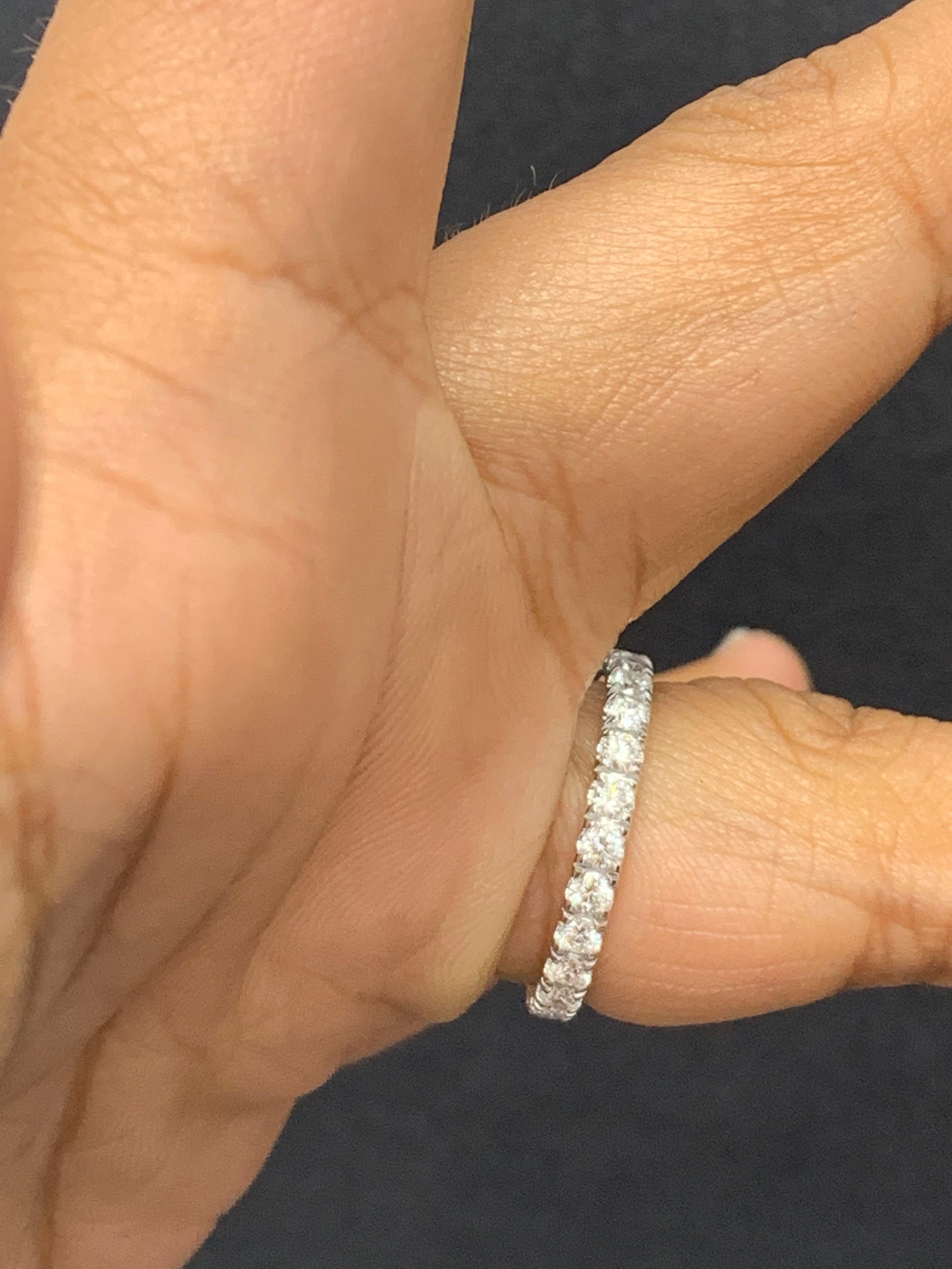 Alliance d'éternité en or blanc 14 carats avec diamants ronds de 1,08 carat en vente 3